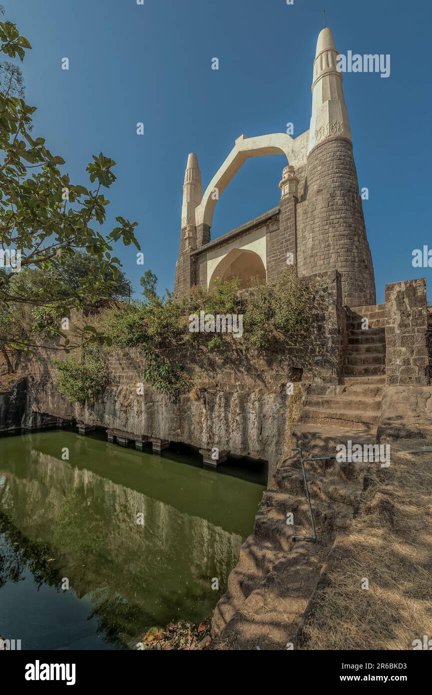 01 14 2009 Kamani masjid et étang d'eau sur Shivneri fort Taluka Junnar district Pune Maharashtra Inde Asie. Banque D'Images