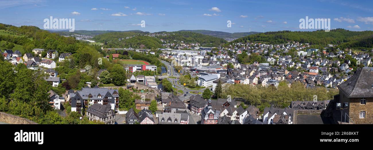Vue panoramique aérienne de la ville de Dillenburg vue depuis la tour Williams, à Hesse en Allemagne. Vue sur le toit lors d'une belle journée de printemps ensoleillée. Banque D'Images