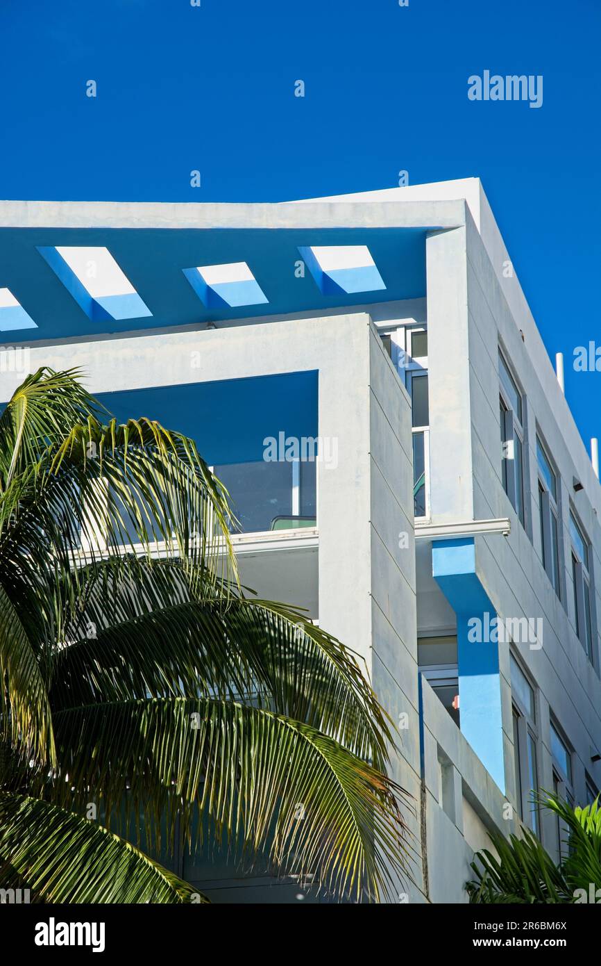 Cet immeuble d'appartements contemporain est établi contre le ciel bleu et les palmiers verts dans le quartier art déco de Miami Beach, en Floride Banque D'Images