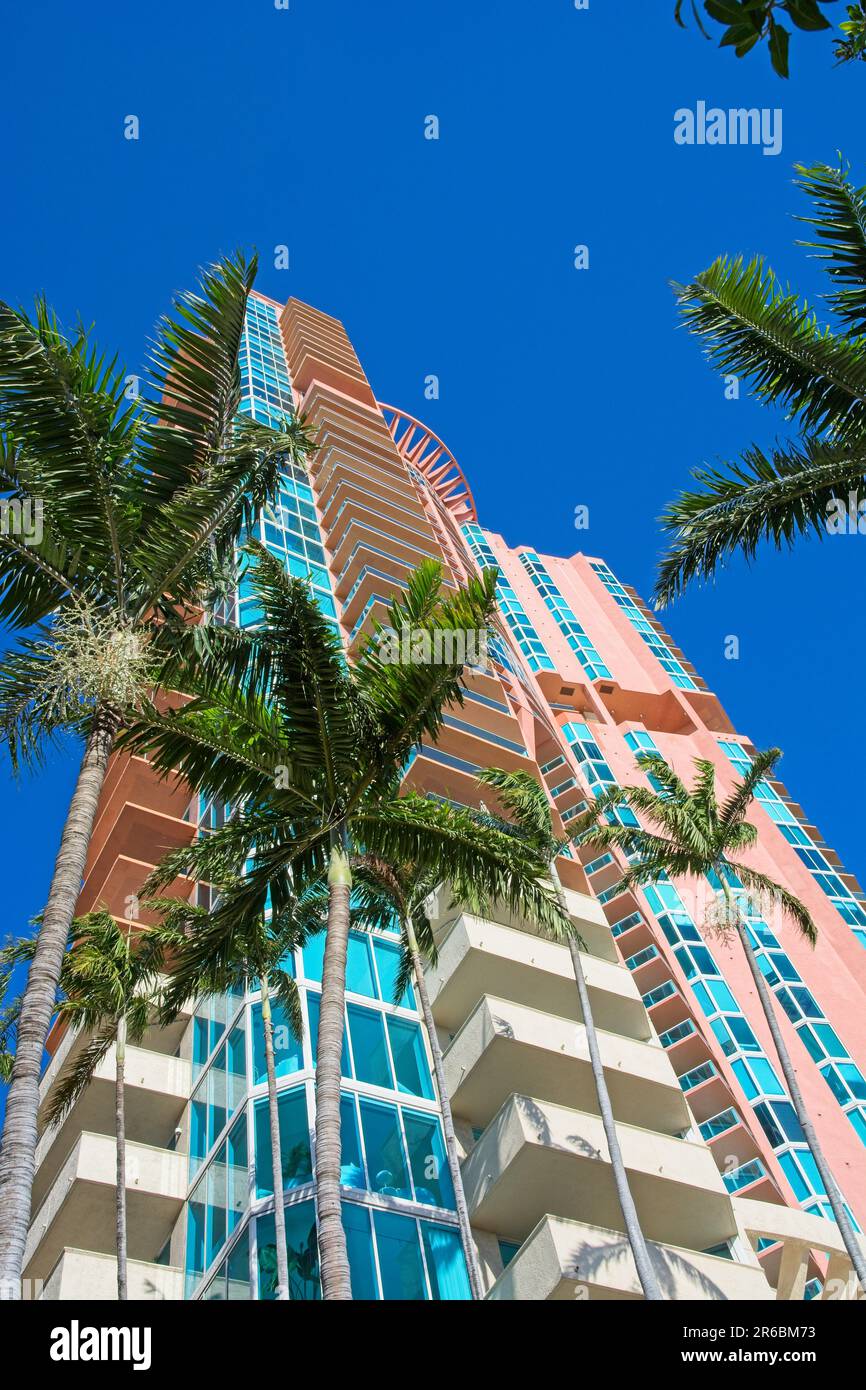 Cet appartement contemporain de plusieurs étages se trouve à South Beach, face au ciel bleu et aux palmiers verts Banque D'Images