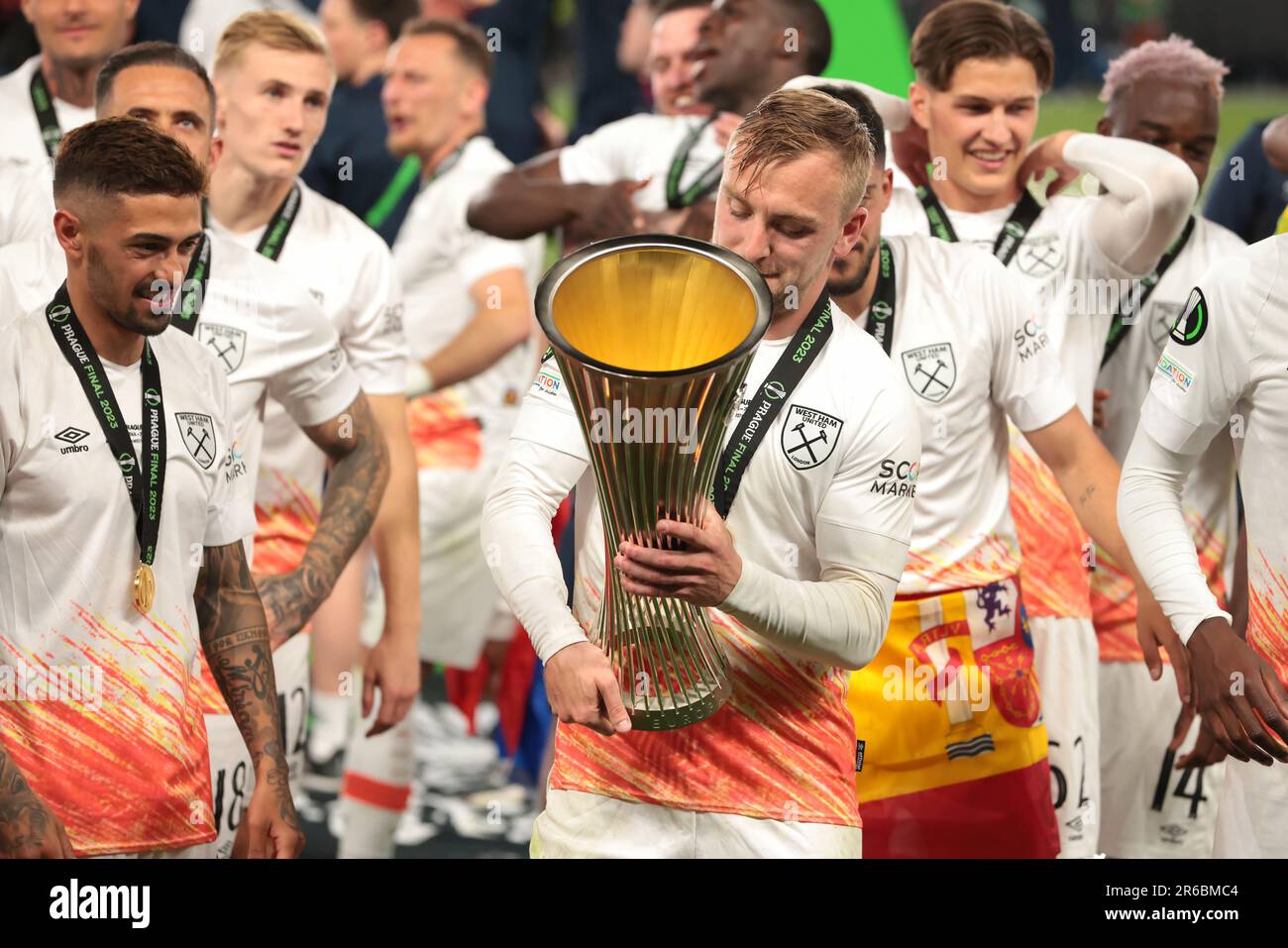 Prague, République tchèque. 7th juin 2023. Angelo Ogbonna de West Ham United films événements en tant que coéquipier Jarrod Bowen fête avec le trophée après la victoire de 2-1 dans le match de l'UEFA Europa Conference League à l'Eden Arena, Prague. Crédit photo à lire: Jonathan Moscrop/Sportimage crédit: Sportimage Ltd/Alay Live News Banque D'Images