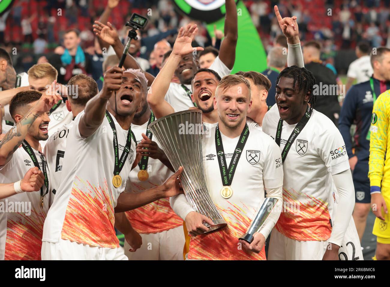 Prague, République tchèque. 7th juin 2023. Angelo Ogbonna de West Ham United films événements en tant que coéquipier Jarrod Bowen fête avec le trophée après la victoire de 2-1 dans le match de l'UEFA Europa Conference League à l'Eden Arena, Prague. Crédit photo à lire: Jonathan Moscrop/Sportimage crédit: Sportimage Ltd/Alay Live News Banque D'Images