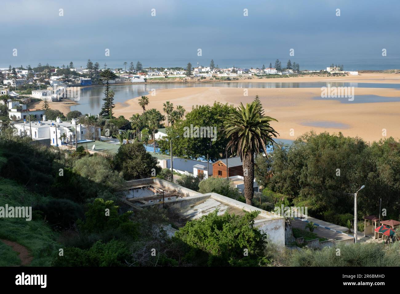 La ville d'Oualidia au bout de la lagune Sidi Moussa–Oualidia sur la côte atlantique du Maroc Banque D'Images