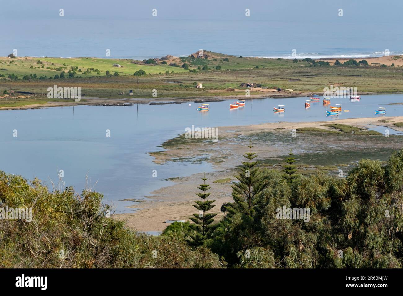 Des bateaux amarrés dans le lagon de Sidi Moussa-Oualidia ONT protégé les zones humides Ramsar près de la ville d'Oualidia au Maroc Banque D'Images