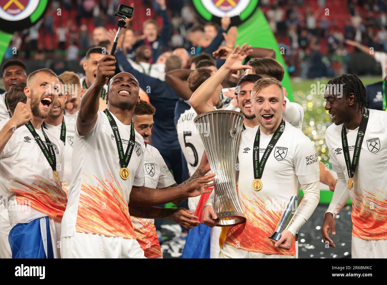 Prague, République tchèque. 7th juin 2023. Angelo Ogbonna de West Ham United films événements en tant que coéquipier Jarrod Bowen fête avec le trophée après la victoire de 2-1 dans le match de l'UEFA Europa Conference League à l'Eden Arena, Prague. Crédit photo à lire: Jonathan Moscrop/Sportimage crédit: Sportimage Ltd/Alay Live News Banque D'Images