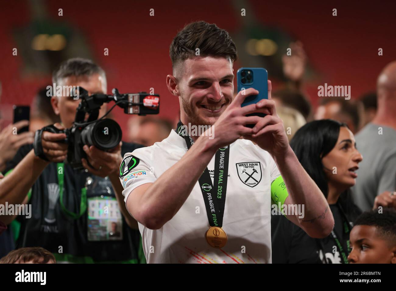 Prague, République tchèque. 7th juin 2023. Declan Rice of West Ham United filme les fans avec son smartphone lorsqu'il célèbre la victoire de 2-1 au match de l'UEFA Europa Conference League à l'Eden Arena de Prague. Crédit photo à lire: Jonathan Moscrop/Sportimage crédit: Sportimage Ltd/Alay Live News Banque D'Images