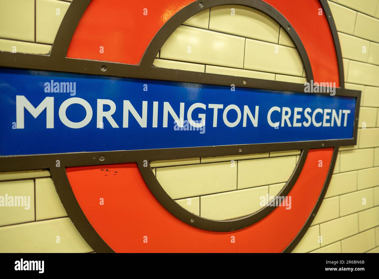 LONDRES - 21 MARS 2023 : Station de métro Mornington Crescent, une station de la ligne Nord dans le quartier de Camden, au nord de Londres Banque D'Images