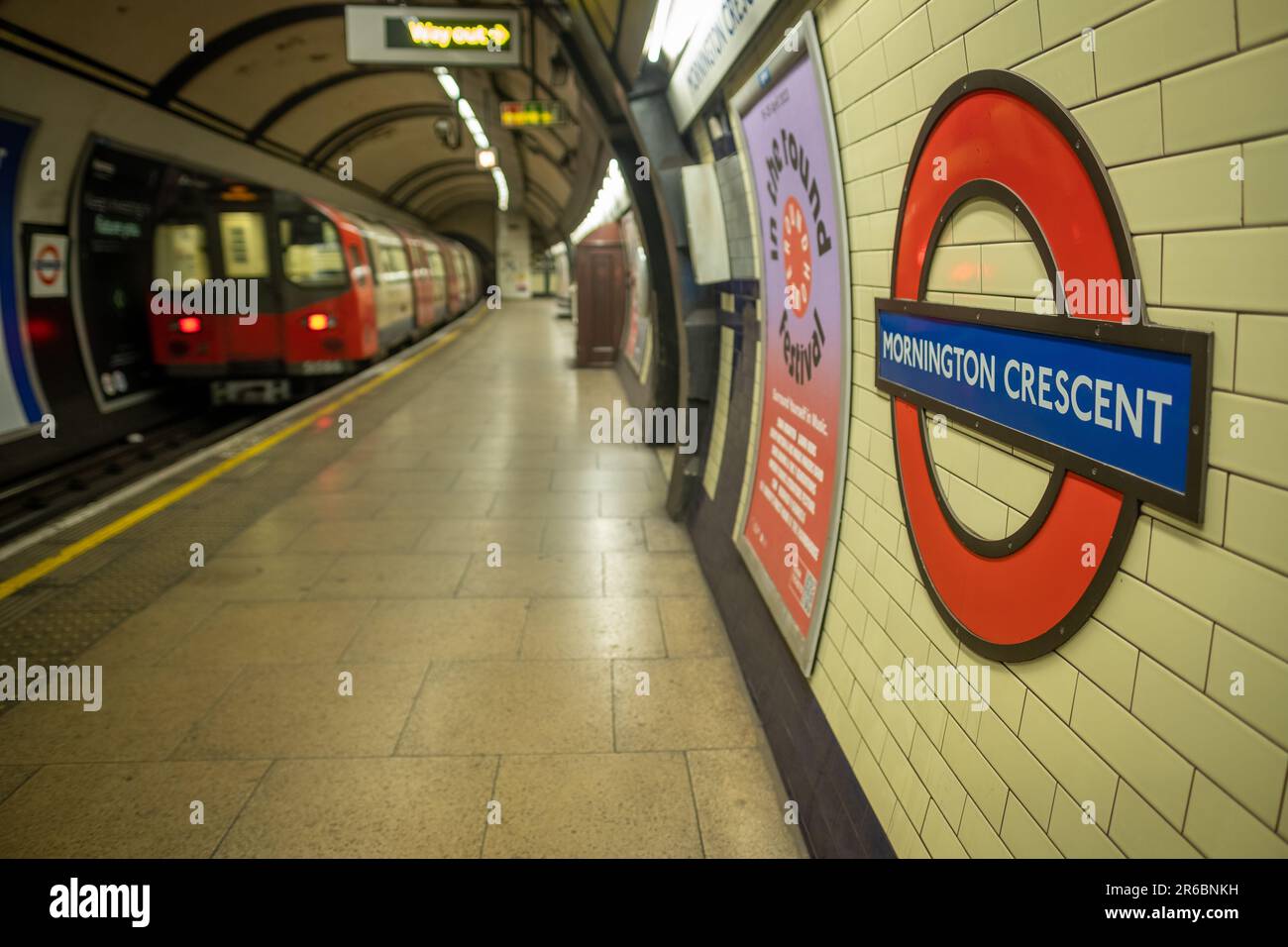 LONDRES - 21 MARS 2023 : Station de métro Mornington Crescent, une station de la ligne Nord dans le quartier de Camden, au nord de Londres Banque D'Images