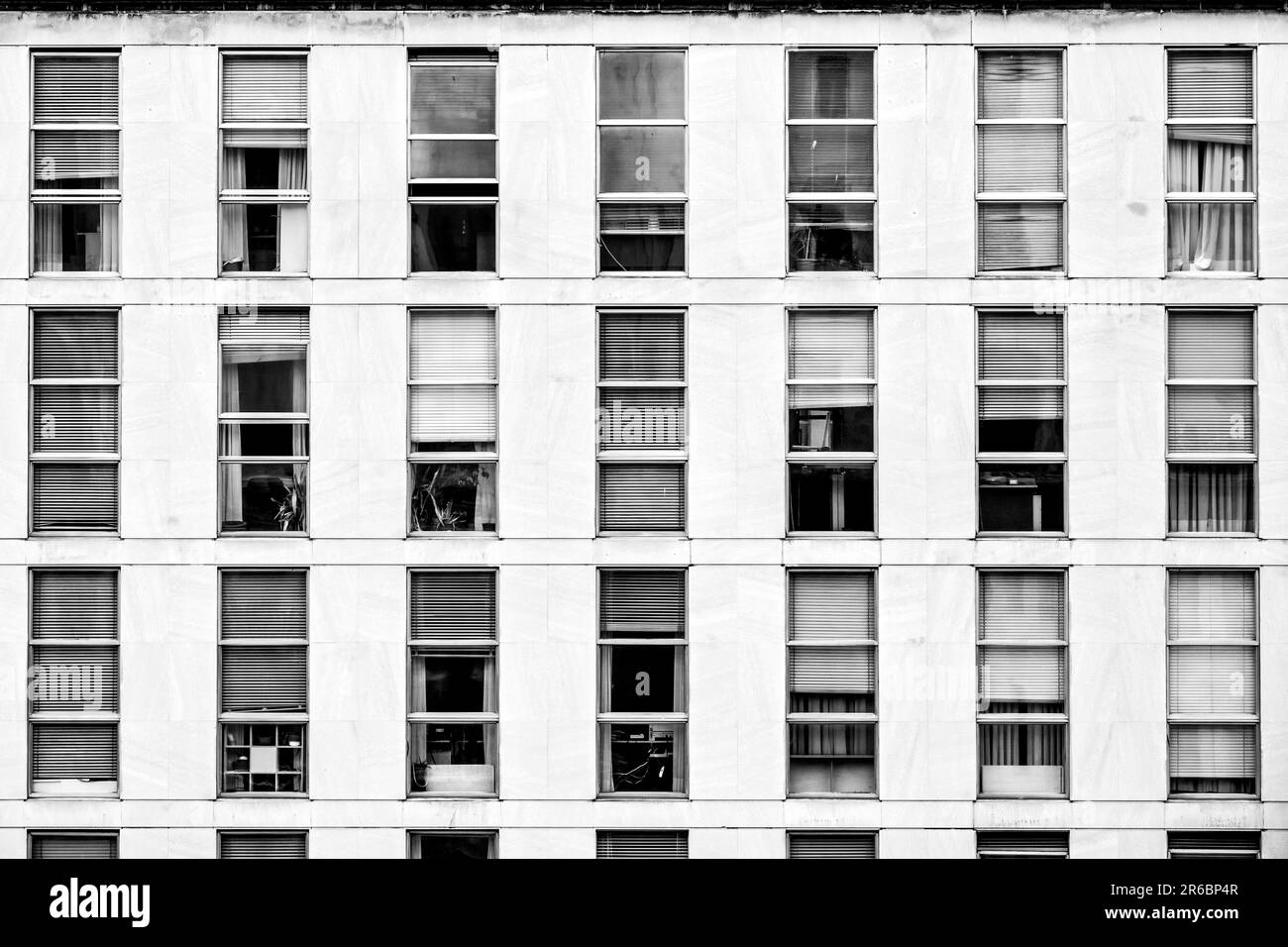 Photo en noir et blanc de certaines fenêtres de bâtiment de bureau Banque D'Images