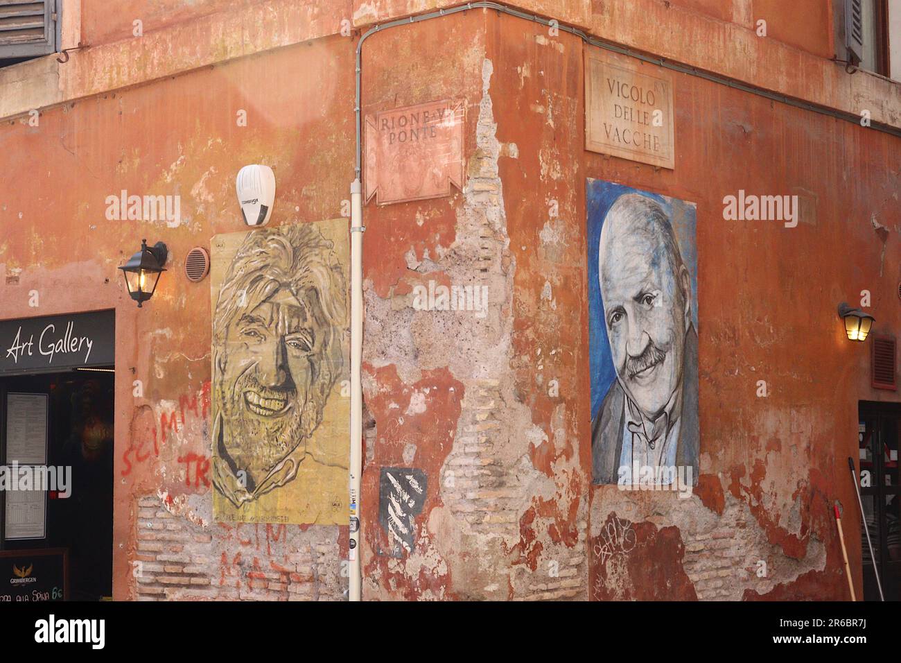 Drink Art Gallery, Rome, Italie, l’extérieur du bâtiment est décoré d’affiches d’art urbain mettant en vedette Giga Proietti et Maurizio Costanzo. Banque D'Images