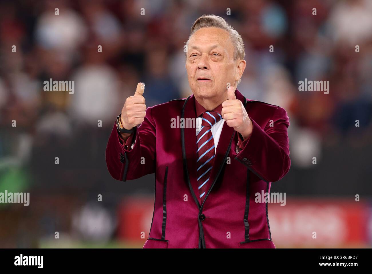 Eden Arena, Prague, République tchèque. 7th juin 2023. Finale de football de l'UEFA Europa Conference League, Fiorentina versus West Ham United; le propriétaire de West Ham United David Sullivan donne le pouce au crédit: Action plus Sports/Alamy Live News Banque D'Images