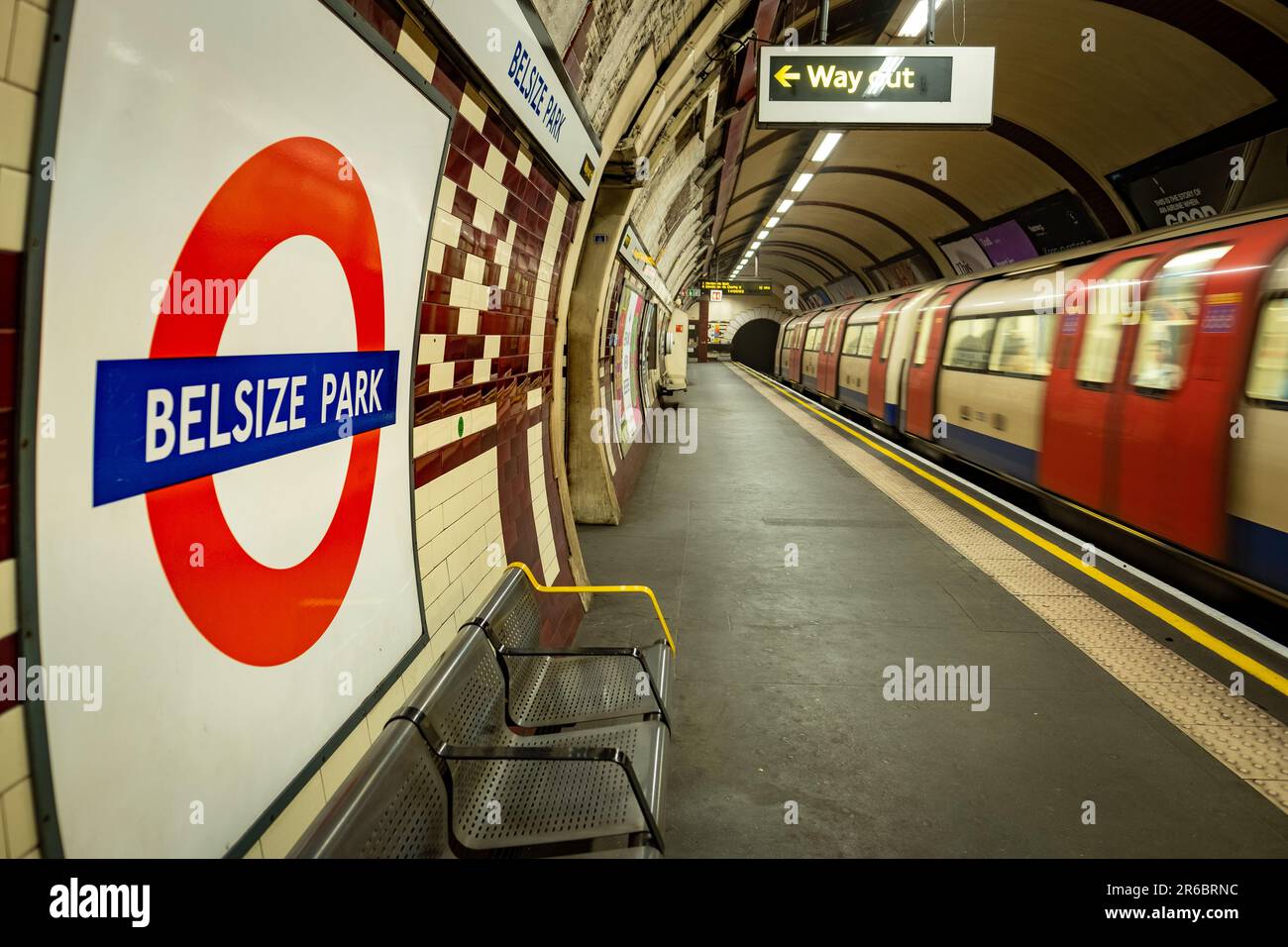 LONDRES - 21 MARS 2023 : station de métro Belsize Park, station Northern Line dans le quartier de Camden, au nord de Londres Banque D'Images