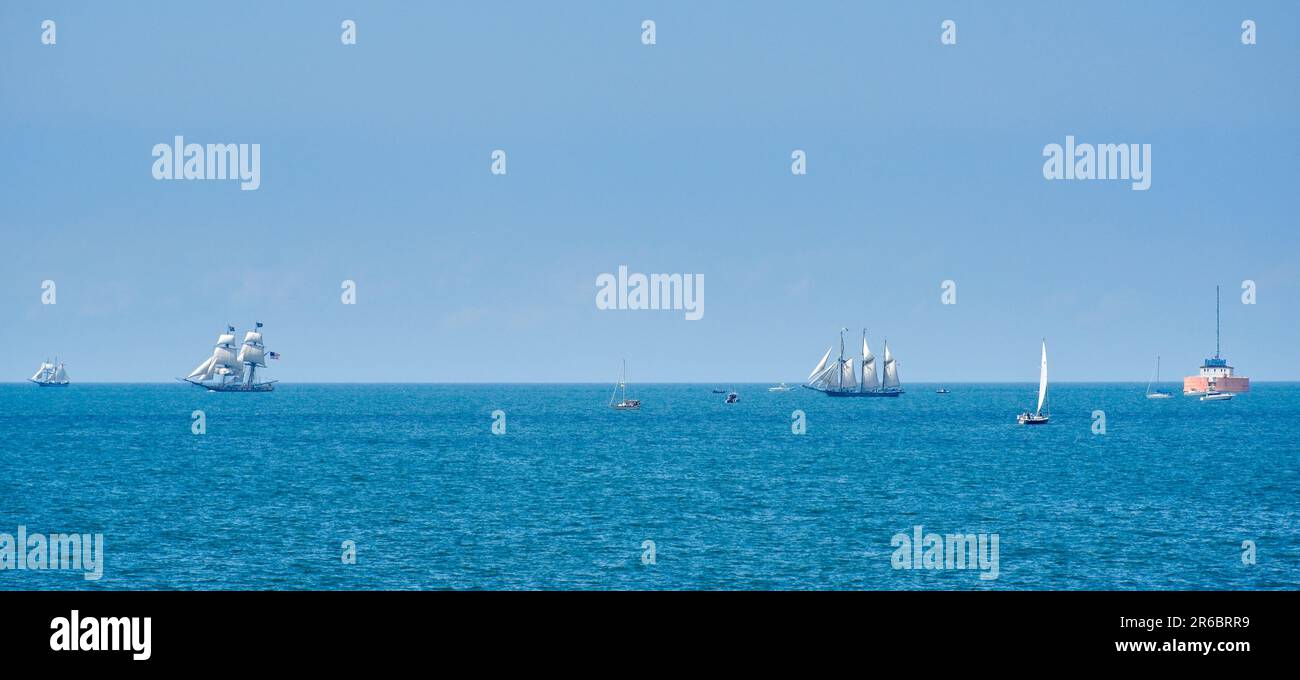 De grands navires naviguent sur le lac Érié pendant le festival de 2019. Banque D'Images