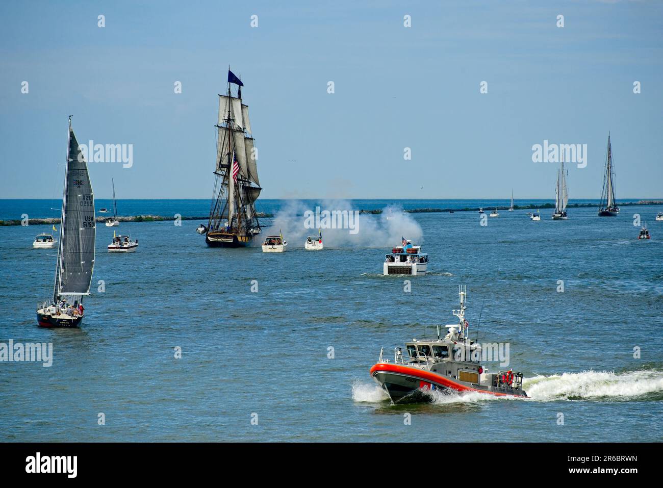 L'US Brig Niagara, qui fait partie du Cleveland Tall Ships Festival 2019, lance un feu de canon simulé, laissant des bouffées de fumée. Banque D'Images