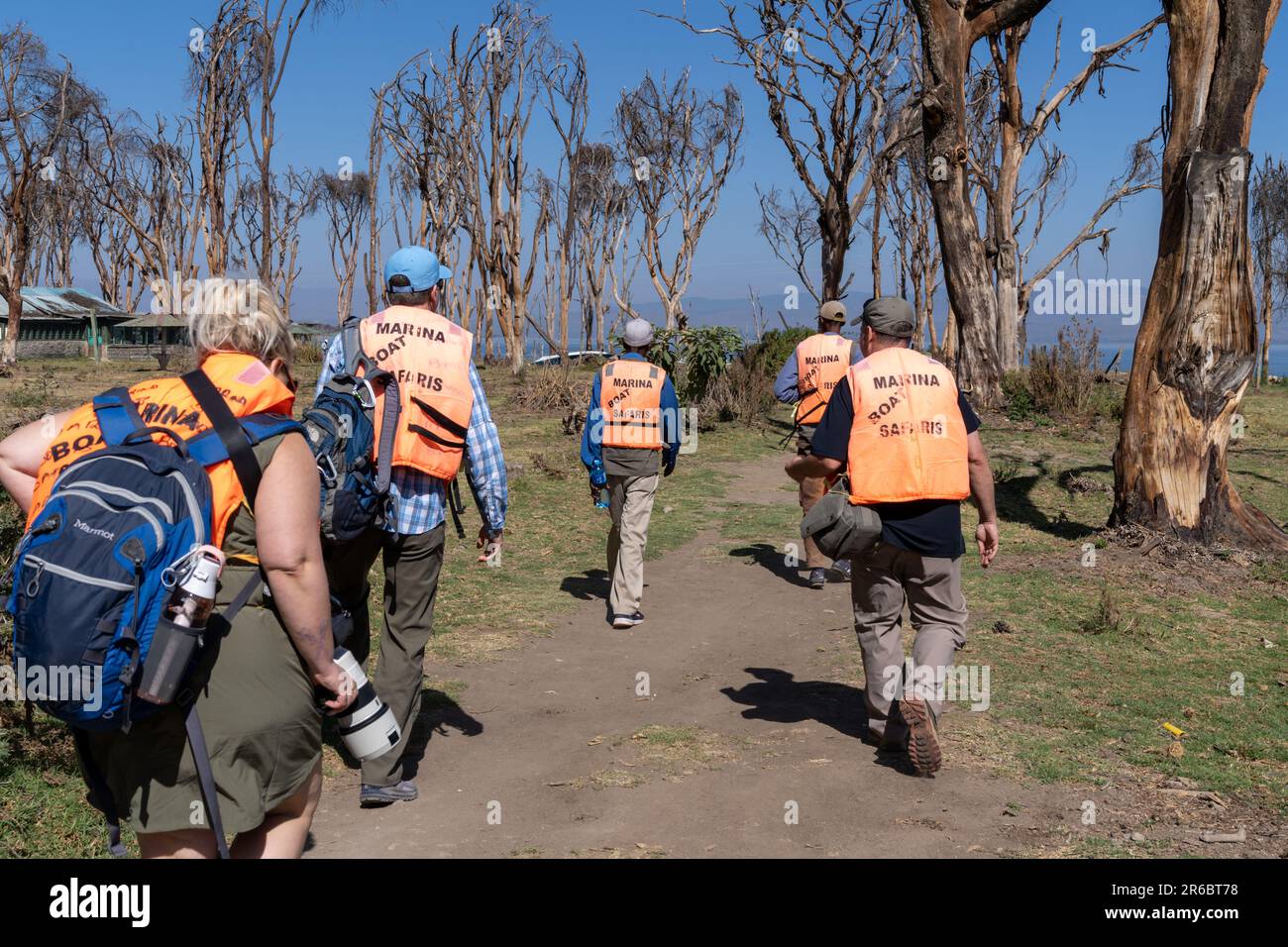 Lac Naivasha, Kenya - 4 mars 2023 : groupe de touristes portant des gilets de sauvetage se rendent aux bateaux pour un safari sur l'île Crescent Banque D'Images