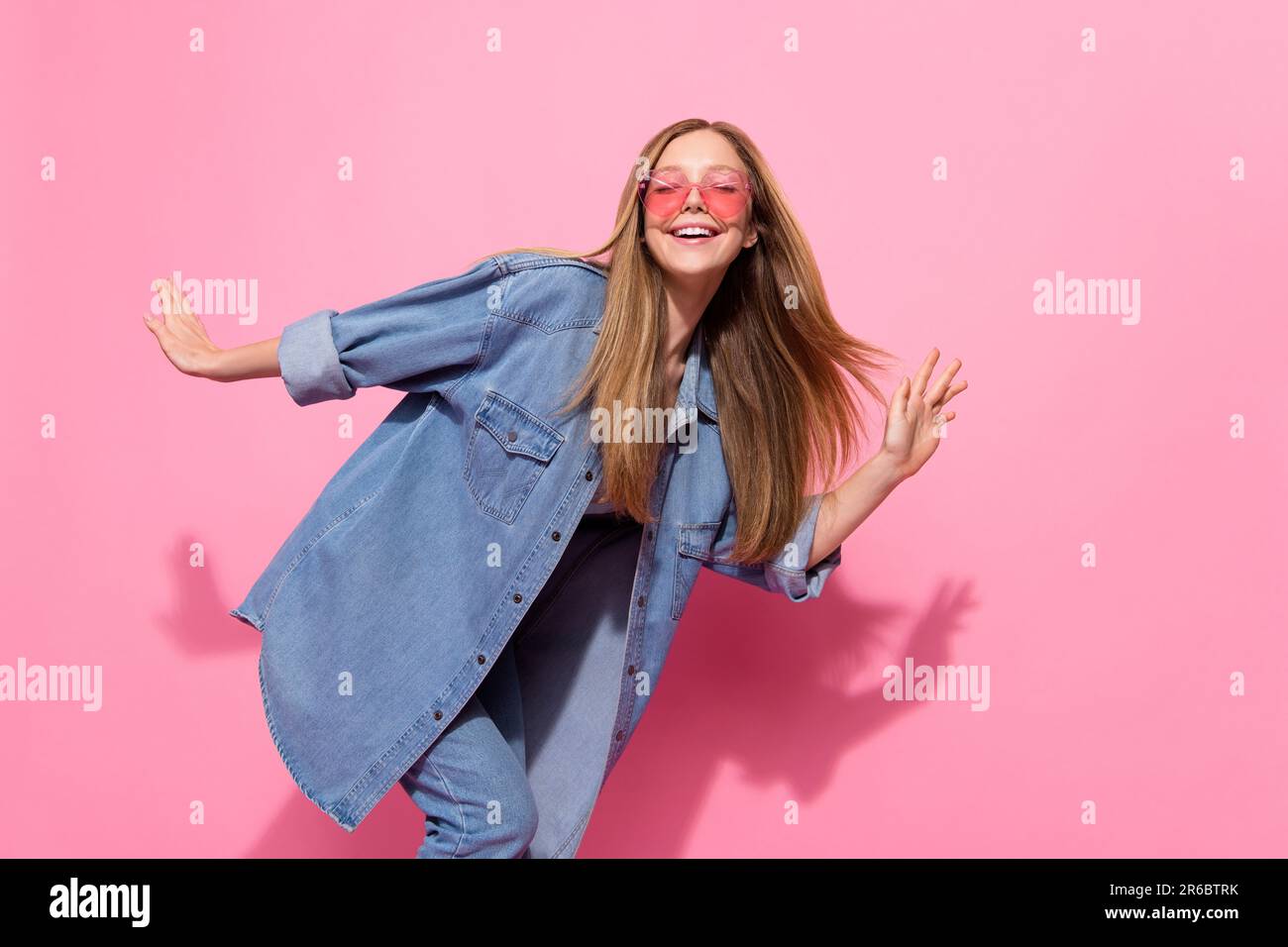 Photo portrait de jolie jeune fille dansante f te profiter de l