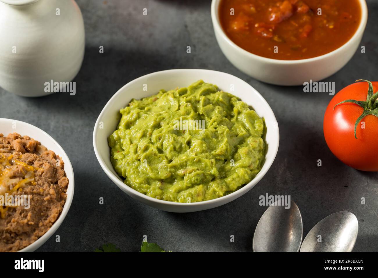 Bio avocats Guacamole trempée à la tomate maison Banque D'Images