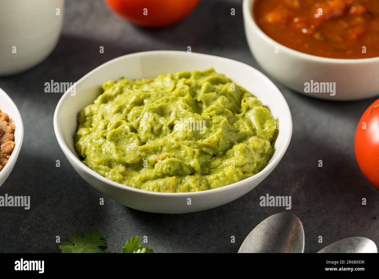 Bio avocats Guacamole trempée à la tomate maison Banque D'Images