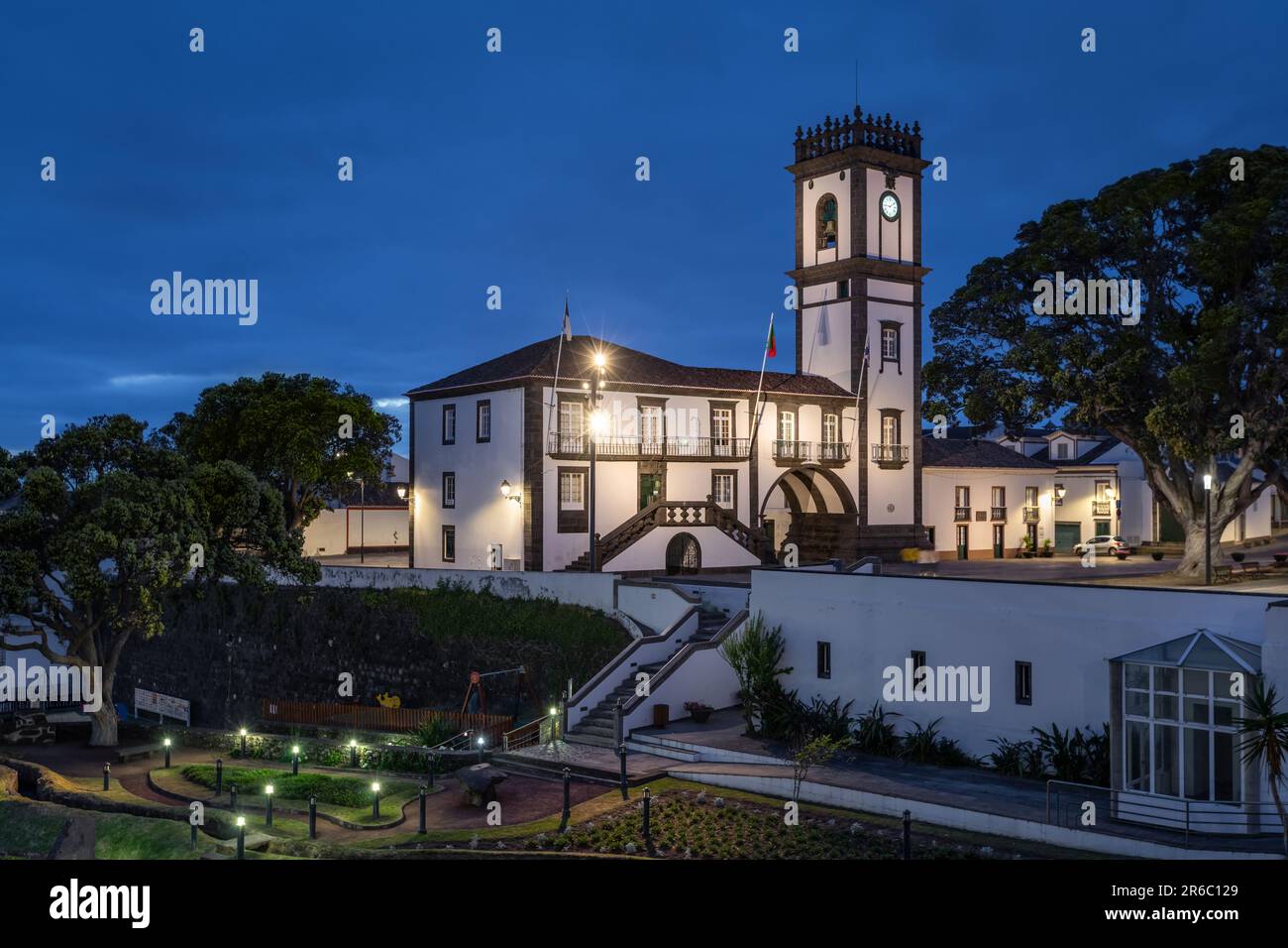 Ribeira Grande, Açores, Portugal. Bâtiment colonial de l'hôtel de ville illuminée au crépuscule Banque D'Images