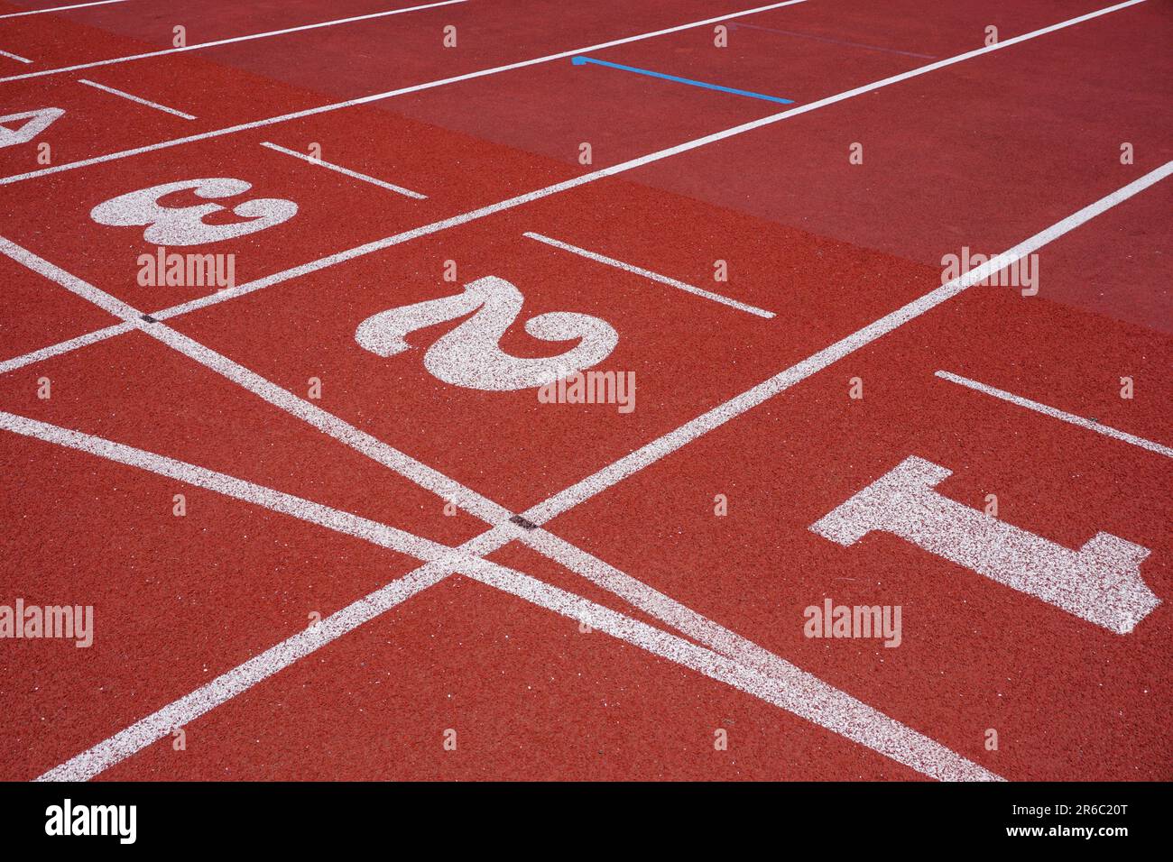 Piste de course sportive avec marquage des voies et des numéros. Surface en caoutchouc de la piste de course d'athlétisme dans les stades sportifs publics Banque D'Images
