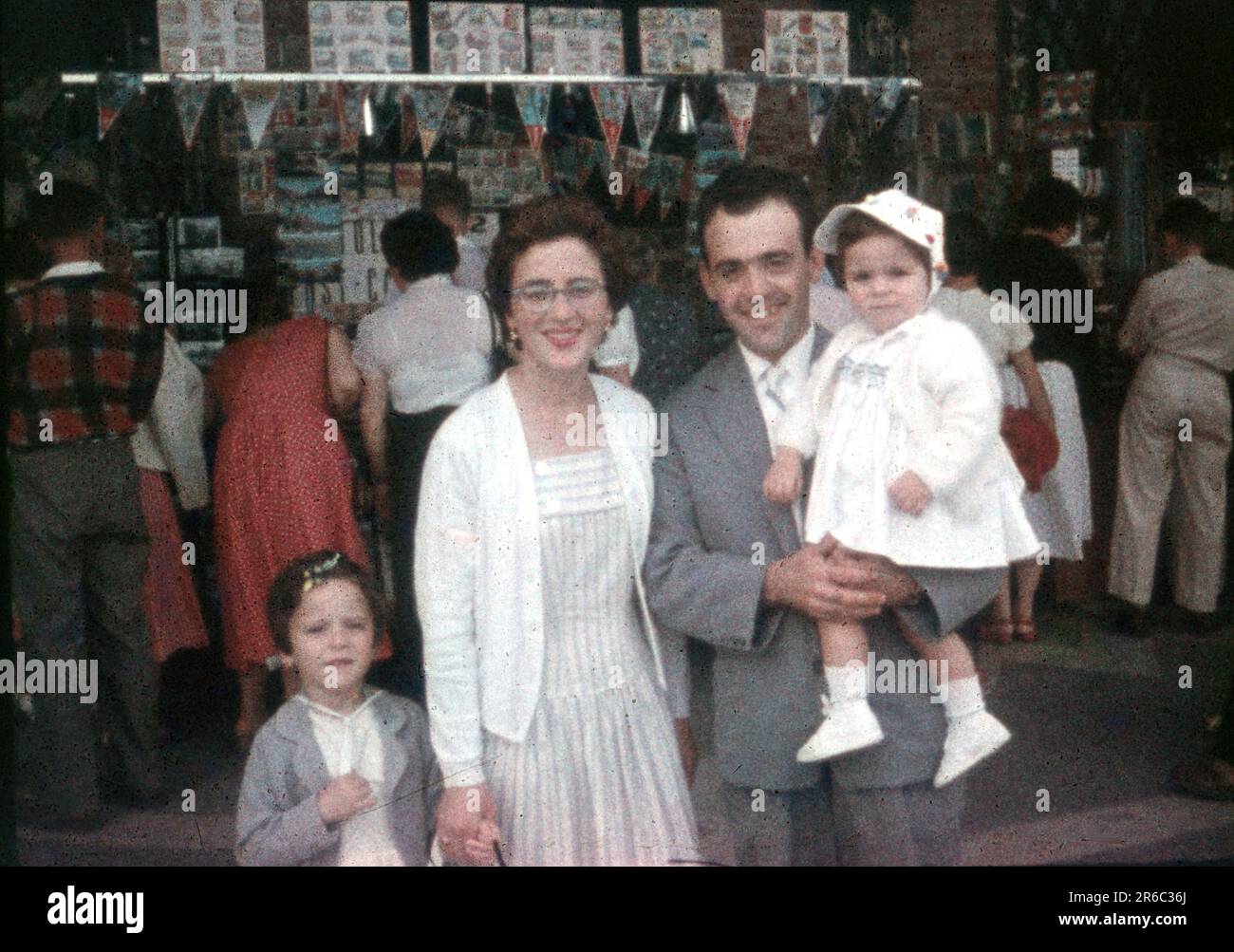 1950s- une famille en vacances pose pour une photo devant un vendeur de souvenirs, des boutiques, un film de 8 mm Minox vintage Banque D'Images