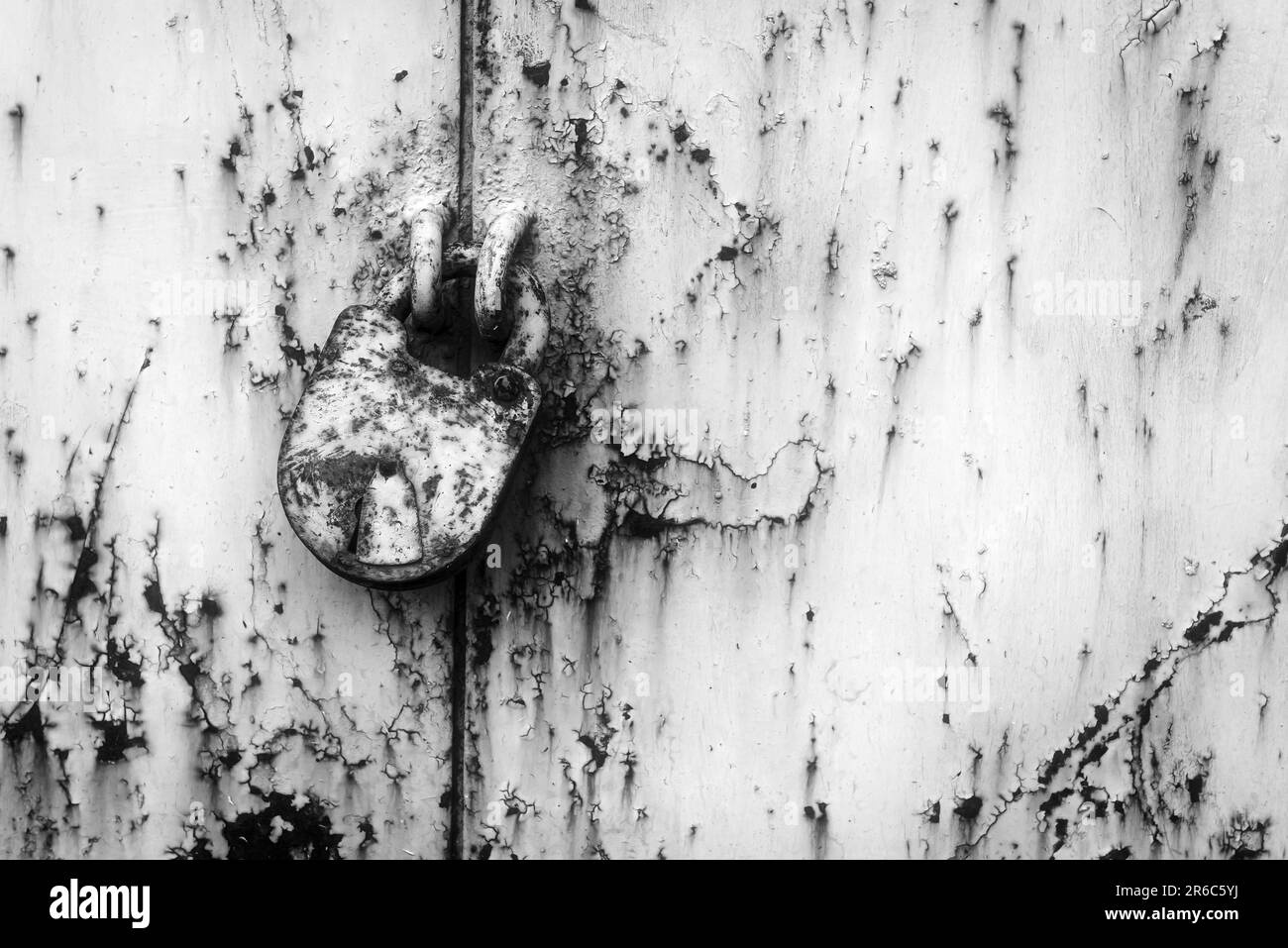 Ancienne serrure rouillée sur les portes métalliques. Verrouillez la porte avec un emplacement vide pour l'inscription Banque D'Images