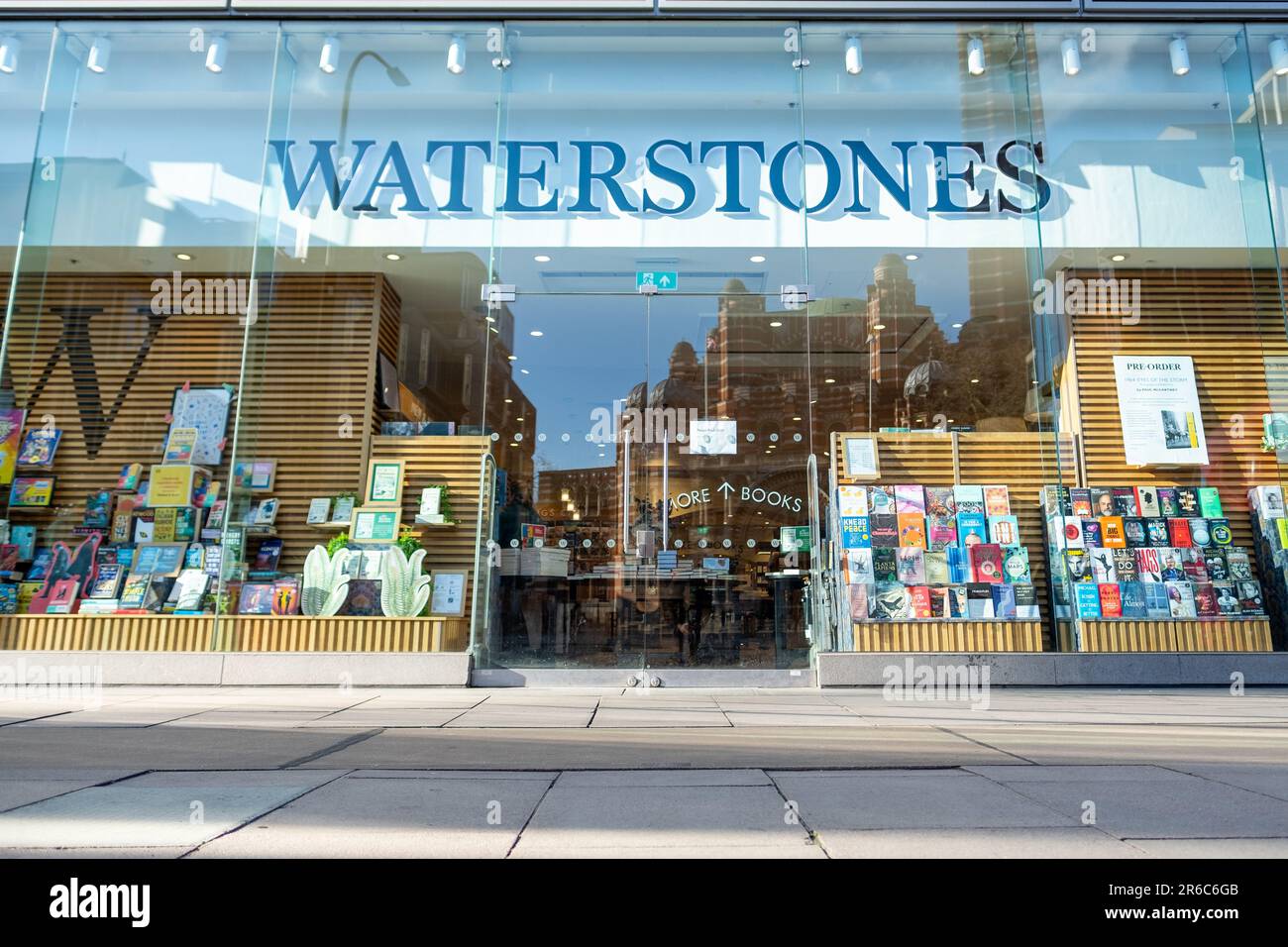 LONDRES - 21 MARS 2023 : Waterstones Store Exterior, un vieux magasin de livres britannique avec des succursales dans les rues hautes du Royaume-Uni Banque D'Images