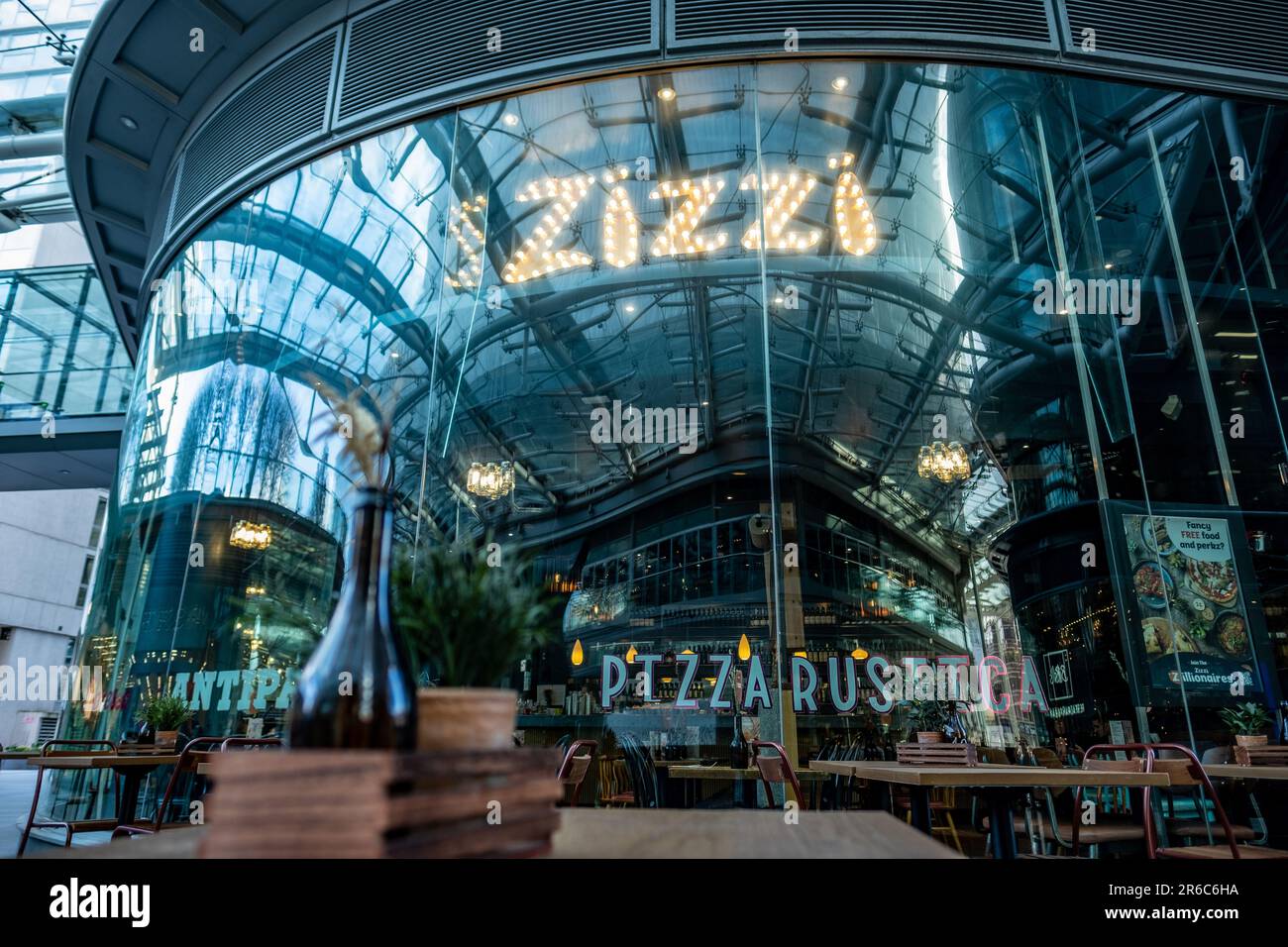 LONDRES - 21 MARS 2023 : Zizzi, chaîne de restaurants italienne à Cardinal place, Victoria SW1 Banque D'Images