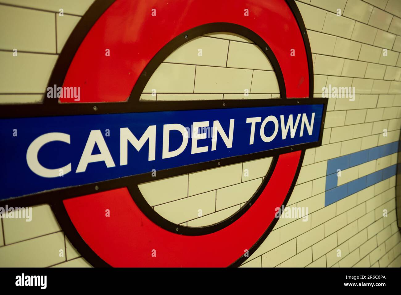 LONDRES - 21 MARS 2023 : station de métro Camden Town, station Northern Line dans la région de Camden, dans le nord de Londres Banque D'Images
