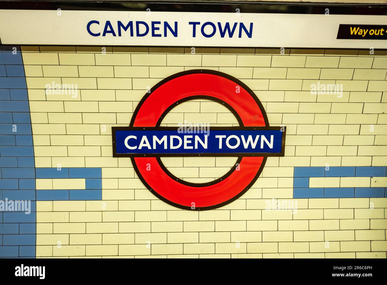 LONDRES - 21 MARS 2023 : station de métro Camden Town, station Northern Line dans la région de Camden, dans le nord de Londres Banque D'Images