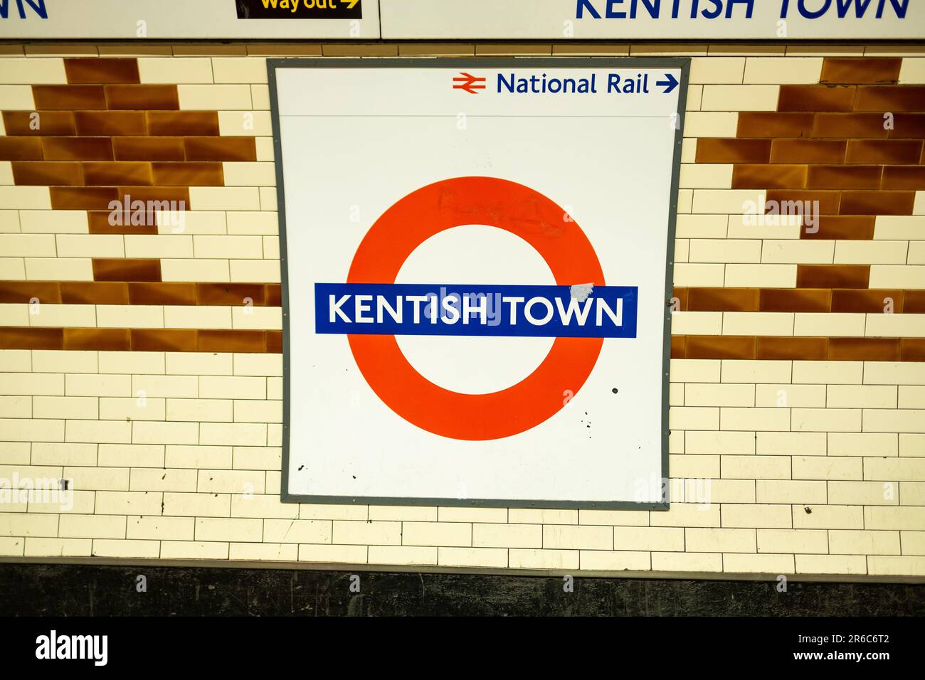 LONDRES - 21 MARS 2023 : station de métro Kentish Town, station Northern Line dans la région de Camden, au nord de Londres Banque D'Images