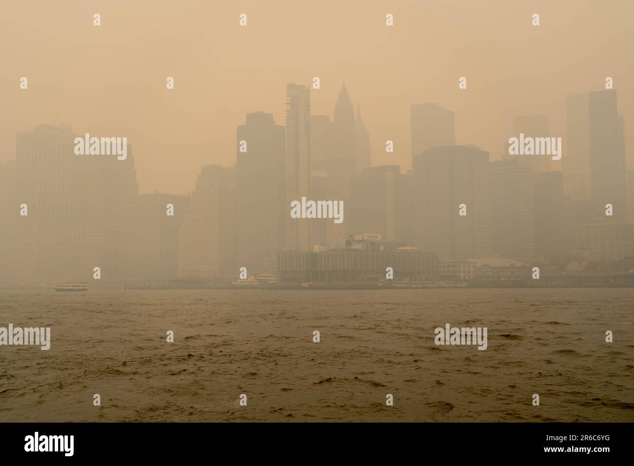 Brooklyn, NY, États-Unis. 8th juin 2023. Mercredi, le pont Broklyn, envoûté par la fumée, enveloppait NYC, en provenance des feux de forêt canadiens qui ont explosé vers le sud. Les niveaux de qualité de l'air ont atteint un niveau record à New York avec des chiffres atteignant 342 sur l'IQA. Les autorités de New York ont conseillé aux résidents de rester à l'intérieur, de limiter l'exposition à l'extérieur et de porter des masques à l'extérieur. On a dit aux populations vulnérables, comme les enfants et les adultes plus âgés, d'éviter d'aller à l'extérieur. Banque D'Images