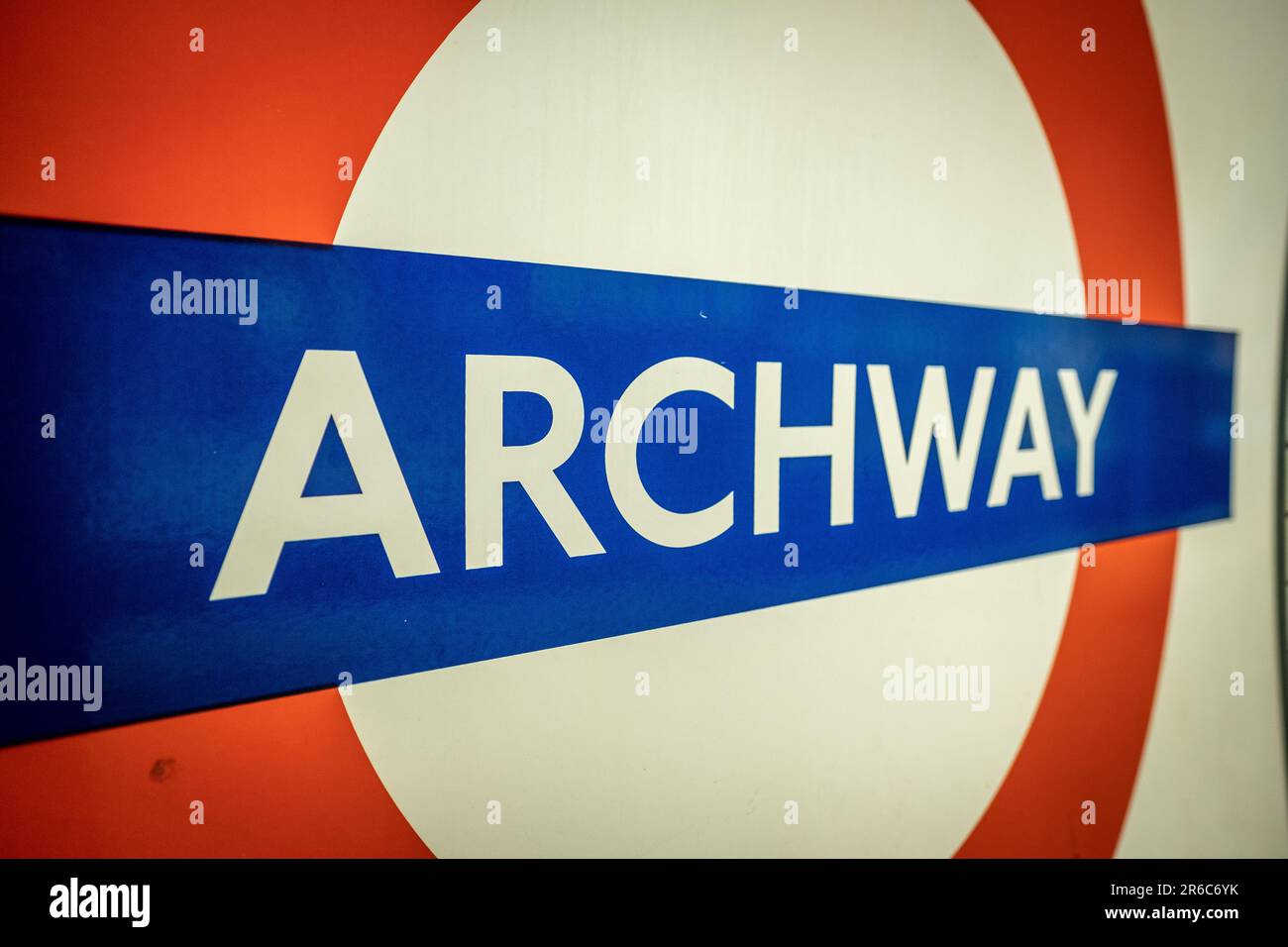 LONDRES - 21 MARS 2023 : station de métro Archway, une station de la ligne Nord dans la région d'Islington, dans le nord de Londres Banque D'Images