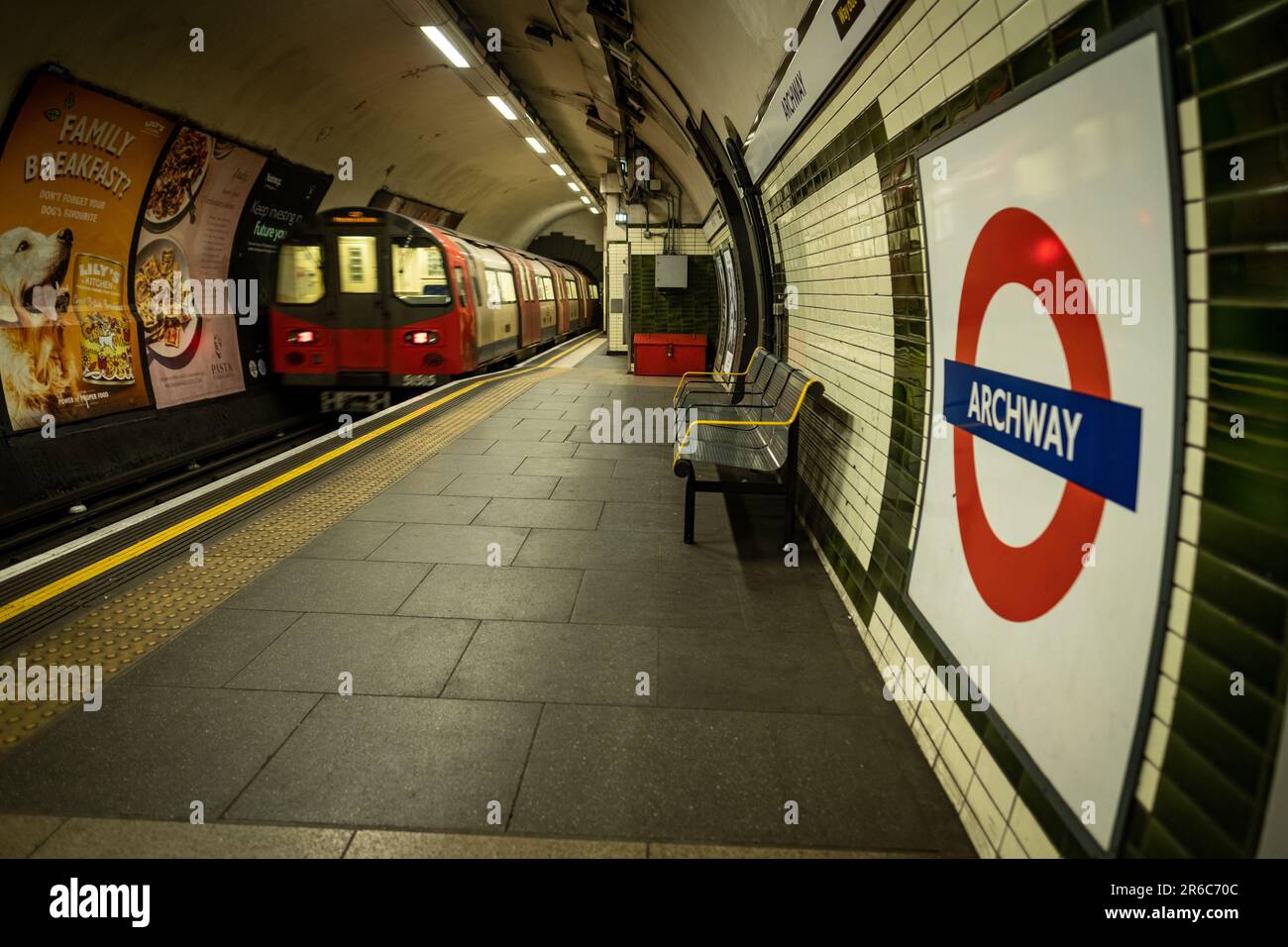 LONDRES - 21 MARS 2023 : station de métro Archway, une station de la ligne Nord dans la région d'Islington, dans le nord de Londres Banque D'Images