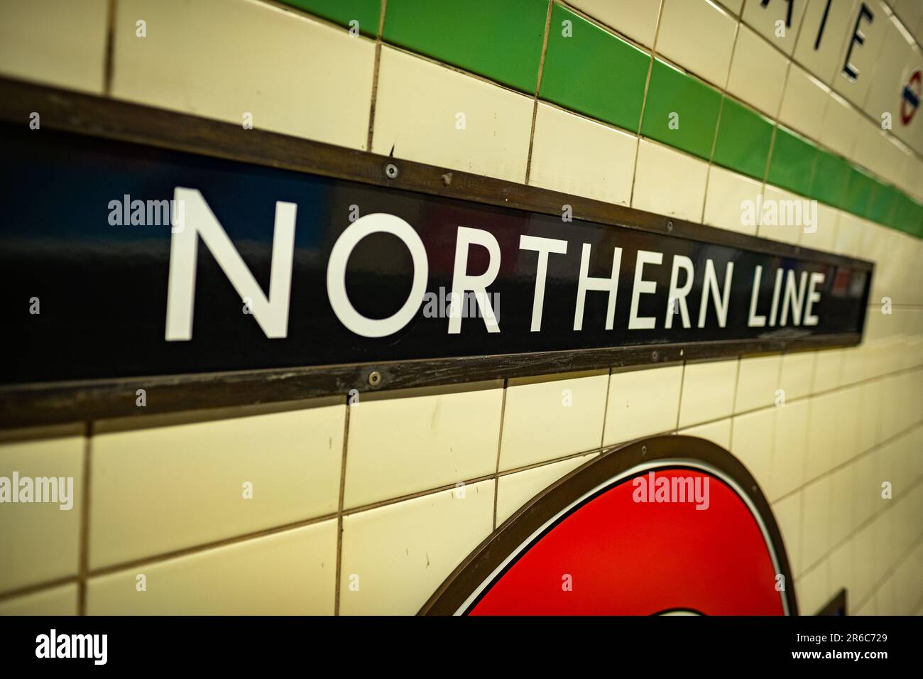 LONDRES - 21 MARS 2023 : panneau Northern Line à la station Highgate, une station de métro dans la région d'Islington, dans le nord de Londres Banque D'Images