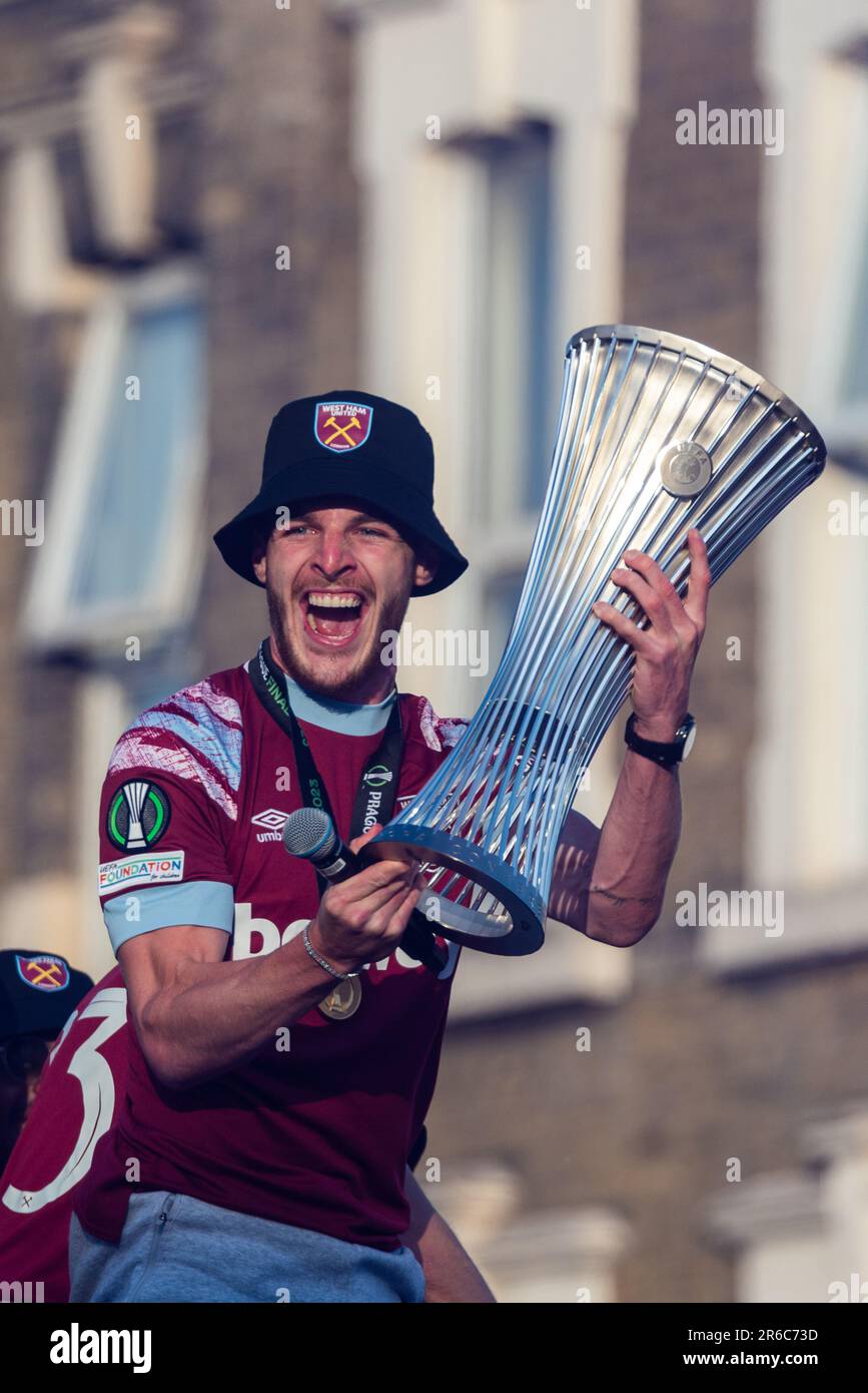 Newham, Londres, Royaume-Uni. 8 juin 2023. Les joueurs et le personnel du West Ham United Football Club ont fêté avoir remporté le trophée de la Ligue des conférences Europa de l'UEFA avec un défilé de victoire en bus à toit ouvert à travers le quartier, en commençant à proximité de l'ancien stade Boleyn Ground de l'équipe. Capitaine Declan Rice célébrant avec le trophée des vainqueurs Banque D'Images