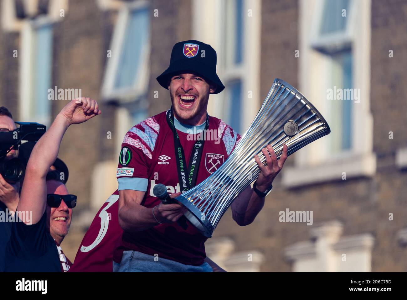 Newham, Londres, Royaume-Uni. 8 juin 2023. Les joueurs et le personnel du West Ham United Football Club ont fêté avoir remporté le trophée de la Ligue des conférences Europa de l'UEFA avec un défilé de victoire en bus à toit ouvert à travers le quartier, en commençant à proximité de l'ancien stade Boleyn Ground de l'équipe. Capitaine Declan Rice célébrant avec le trophée des vainqueurs Banque D'Images