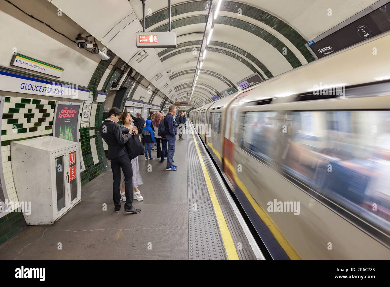 Londres, Royaume-Uni - 17 mai 2023 : photographie en exposition prolongée d'un train arrivant à une plate-forme souterraine du métro Gloucester Road Banque D'Images