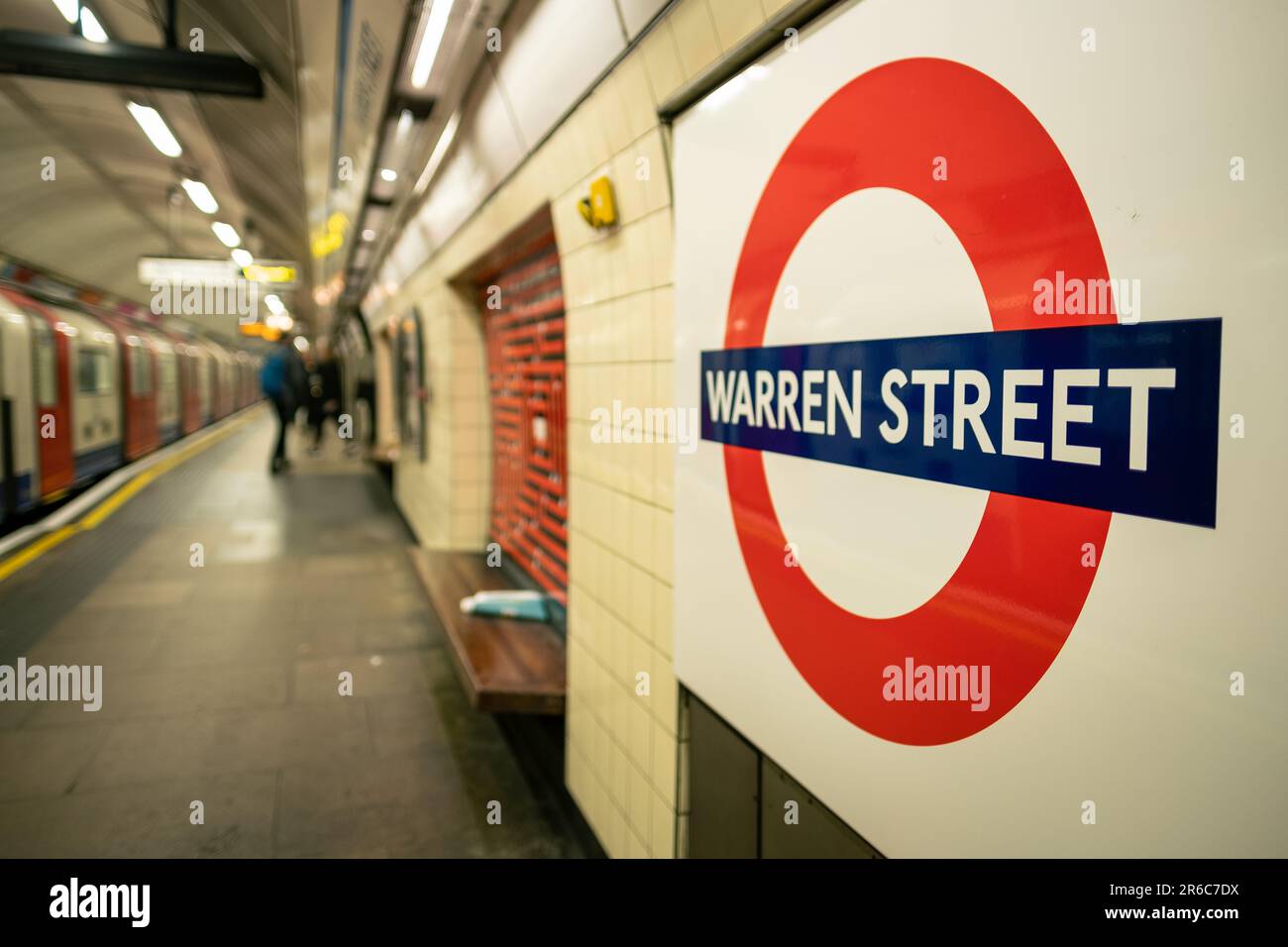 LONDRES - 21 MARS 2023 : station de métro Warren Street, une station de ligne Northern et Victoria dans la zone 1. Banque D'Images