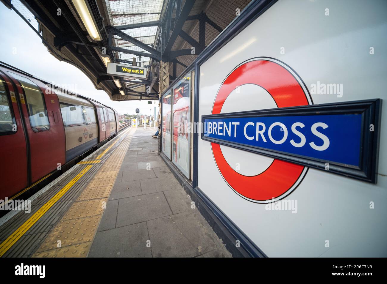 LONDRES - MARS 2023 : logo du métro Brent Cross sur la plate-forme, station de métro Northern Line Banque D'Images