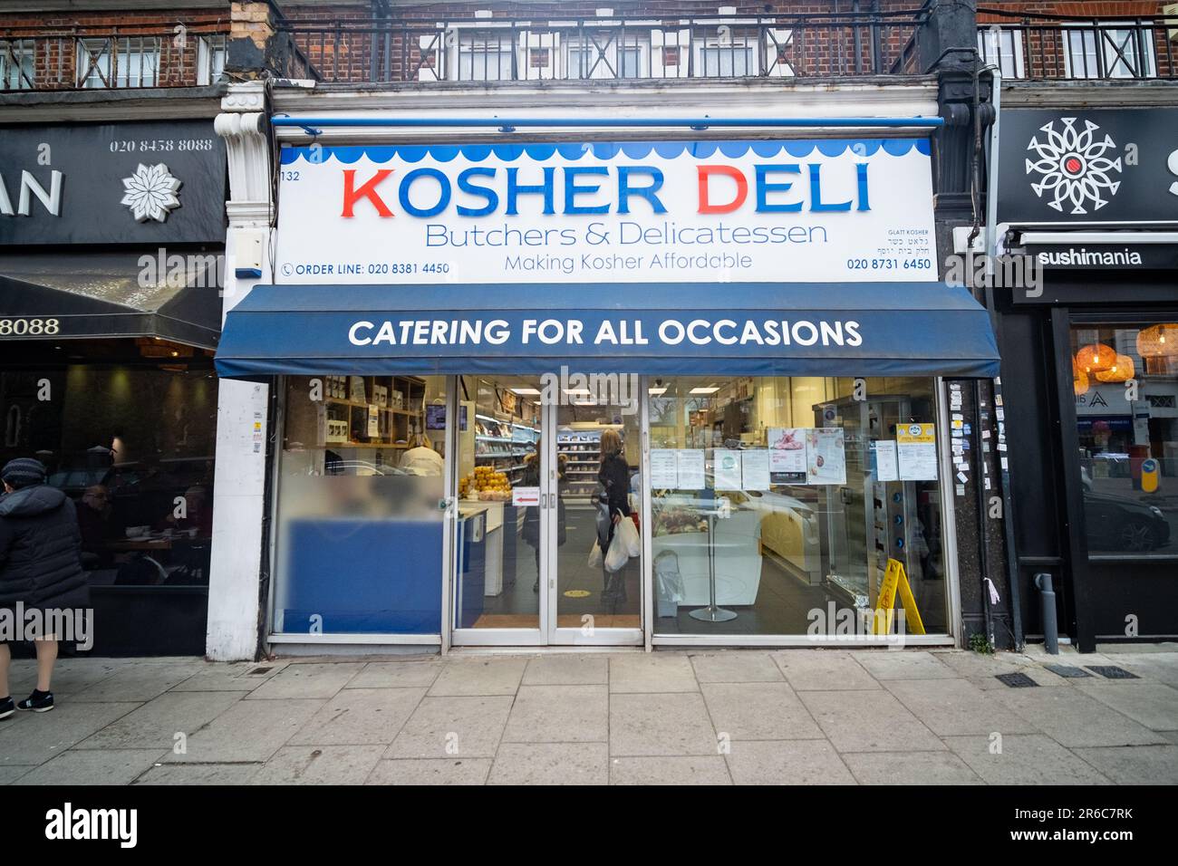 Londres- Mars 2023: Kosher Deli à Golders Green, une région du nord de Londres avec une grande population juive Banque D'Images