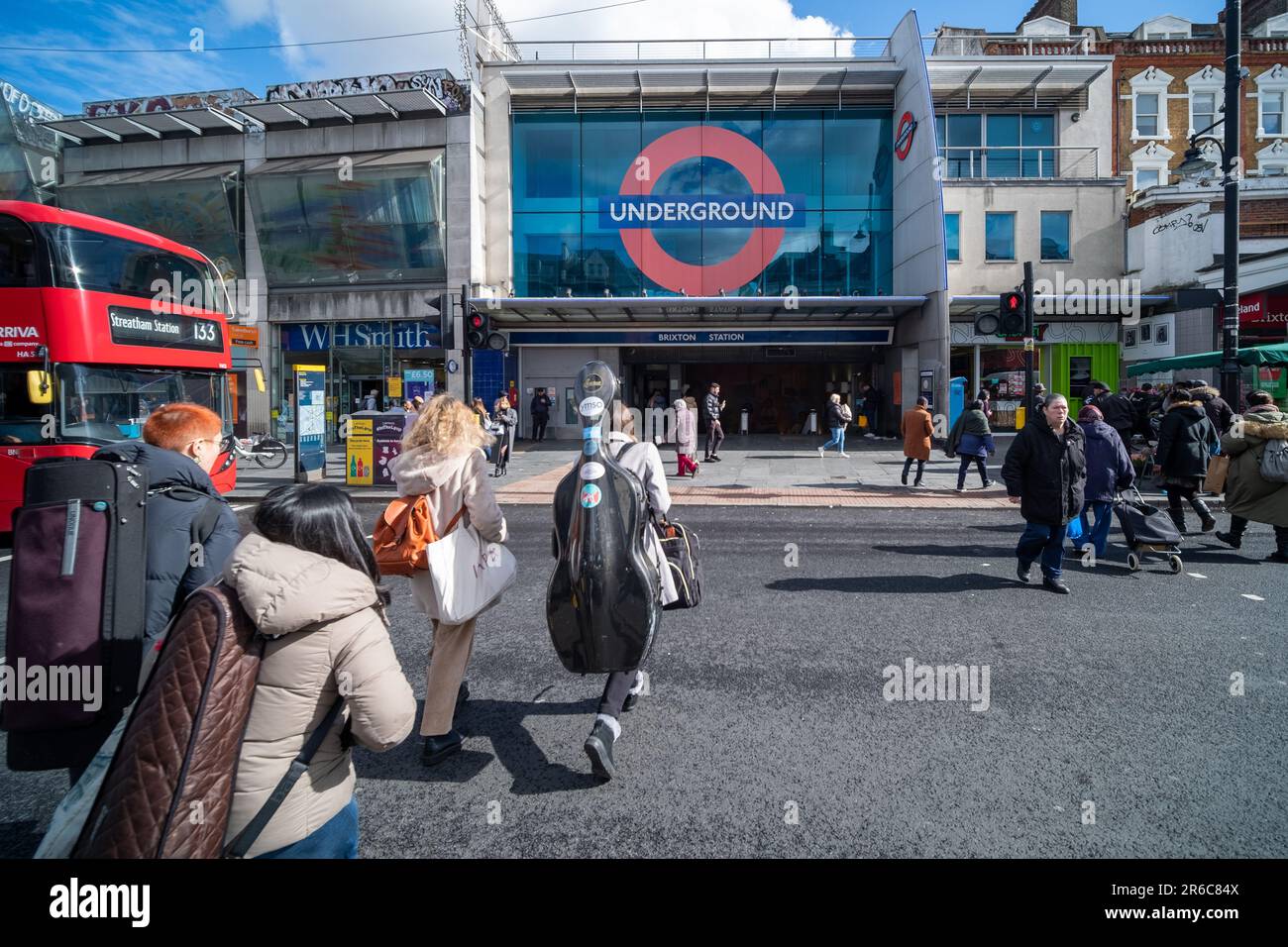 LONDRES, LE 2023 MARS : scène de rue Brixton à l'extérieur de la station de métro de Londres. Un quartier animé du sud-ouest de Londres Banque D'Images