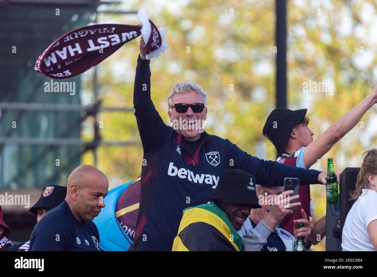 Newham, Londres, Royaume-Uni. 8th juin 2023. Les joueurs et le personnel du West Ham United football Club ont célébré la victoire du trophée UEFA Europa Conference League avec un défilé de victoire en bus à haut ouvert à travers le quartier, de la statue des champions près de l'ancien stade Boleyn Ground de l'équipe et se terminant à l'hôtel de ville de Stratford. Le directeur David Moyes agite le foulard West Ham Banque D'Images