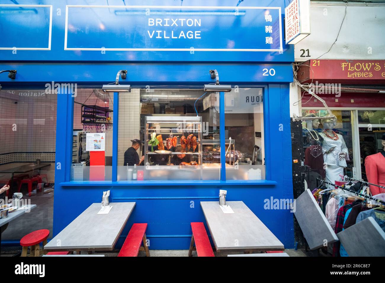 Londres - 2023 mars : le village de Brixton, qui fait partie du marché de Brixton, une salle intérieure de stands de nourriture, de bars et de boutiques d'habitants multiculturels Banque D'Images