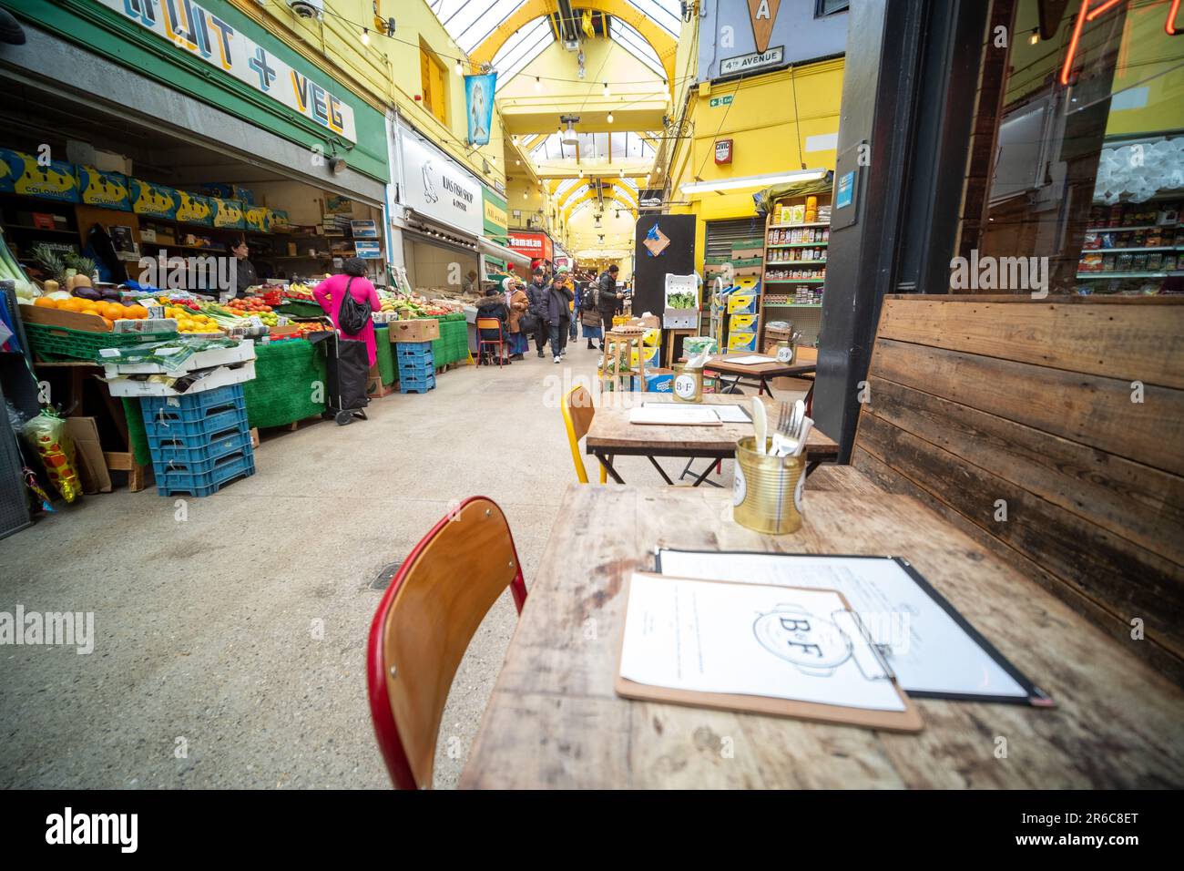 Londres - 2023 mars : le village de Brixton, qui fait partie du marché de Brixton, une salle intérieure de stands de nourriture, de bars et de boutiques d'habitants multiculturels Banque D'Images