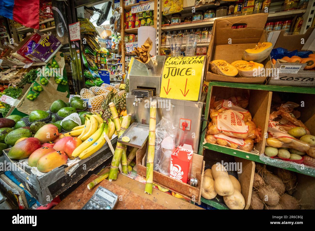 Londres - 2023 mars : le village de Brixton, qui fait partie du marché de Brixton, une salle intérieure de stands de nourriture, de bars et de boutiques d'habitants multiculturels Banque D'Images