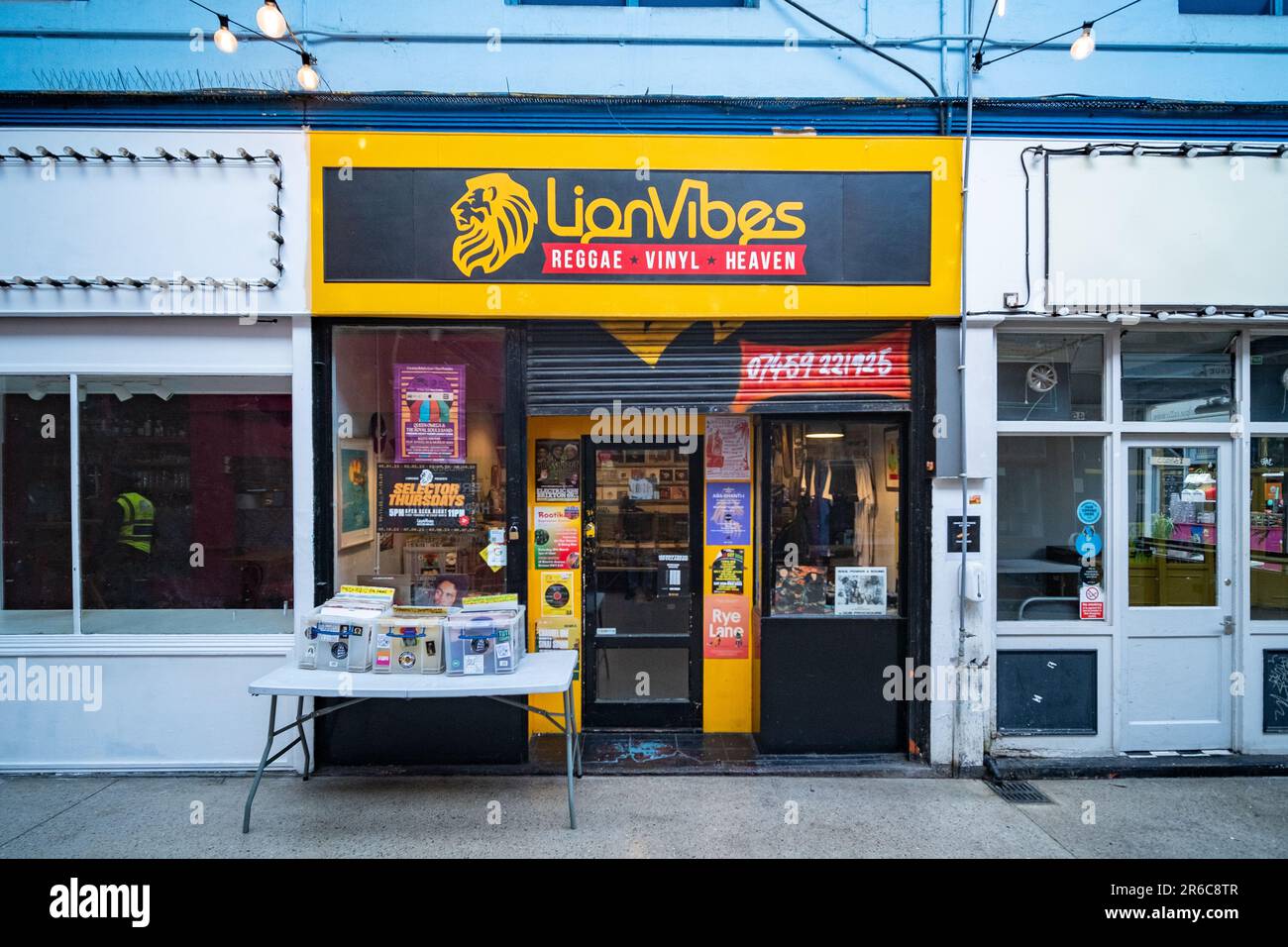 Londres - 2023 mars : le village de Brixton, qui fait partie du marché de Brixton, une salle intérieure de stands de nourriture, de bars et de boutiques d'habitants multiculturels Banque D'Images