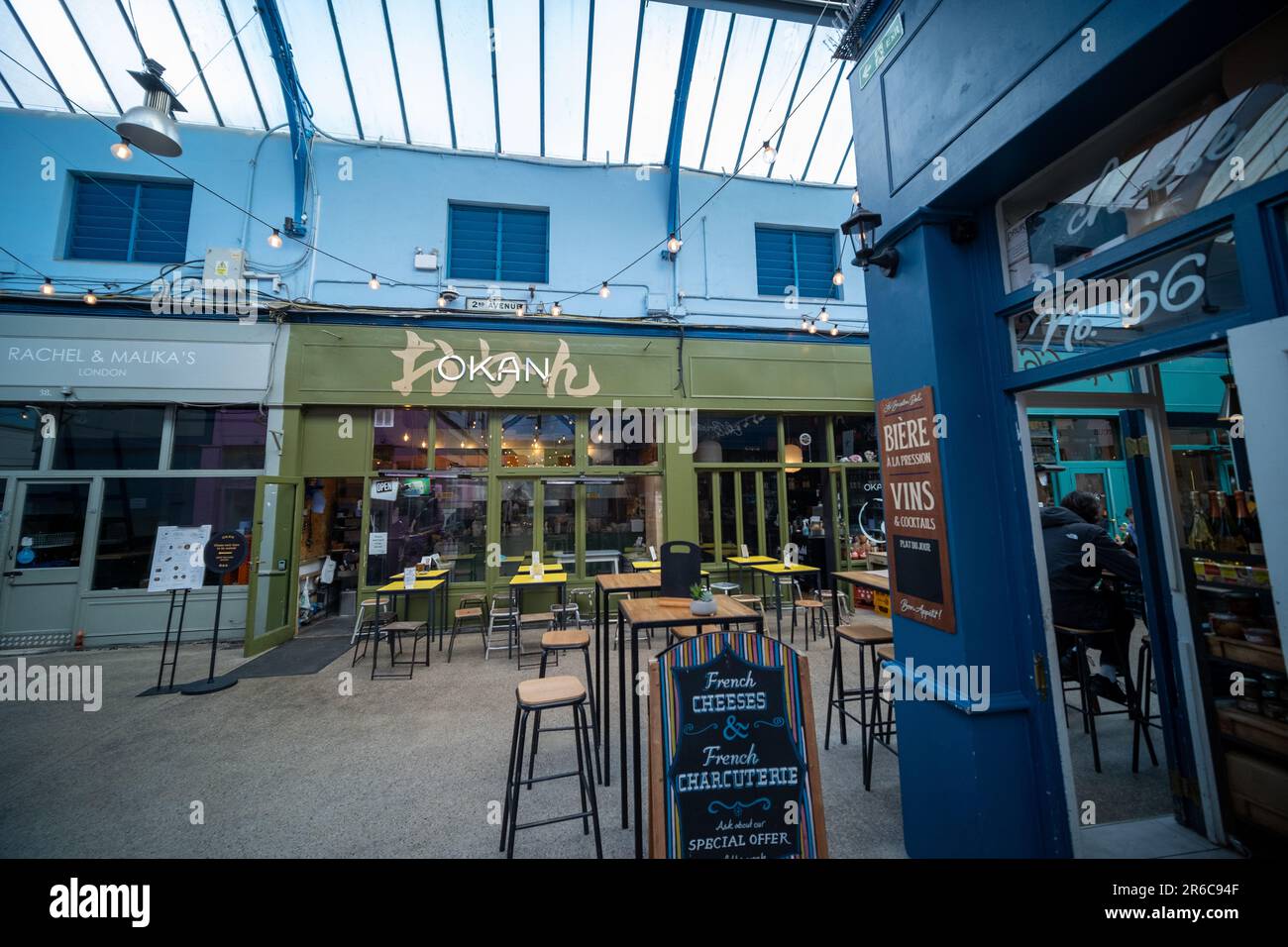 Londres - 2023 mars : le village de Brixton, qui fait partie du marché de Brixton, une salle intérieure de stands de nourriture, de bars et de boutiques d'habitants multiculturels Banque D'Images