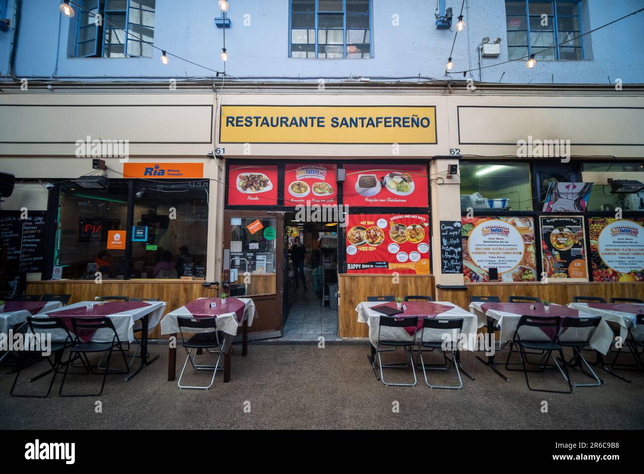 Londres - 2023 mars : le village de Brixton, qui fait partie du marché de Brixton, une salle intérieure de stands de nourriture, de bars et de boutiques d'habitants multiculturels Banque D'Images