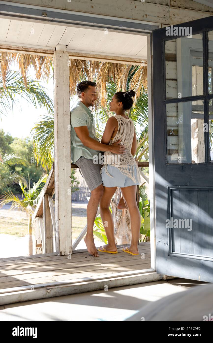 Romantique caucasisn jeune couple regardant l'un l'autre tout en se tenant  dans le balcon vu par la porte. Sans modification, amour, ensemble,  vacances, res touristiques Photo Stock - Alamy